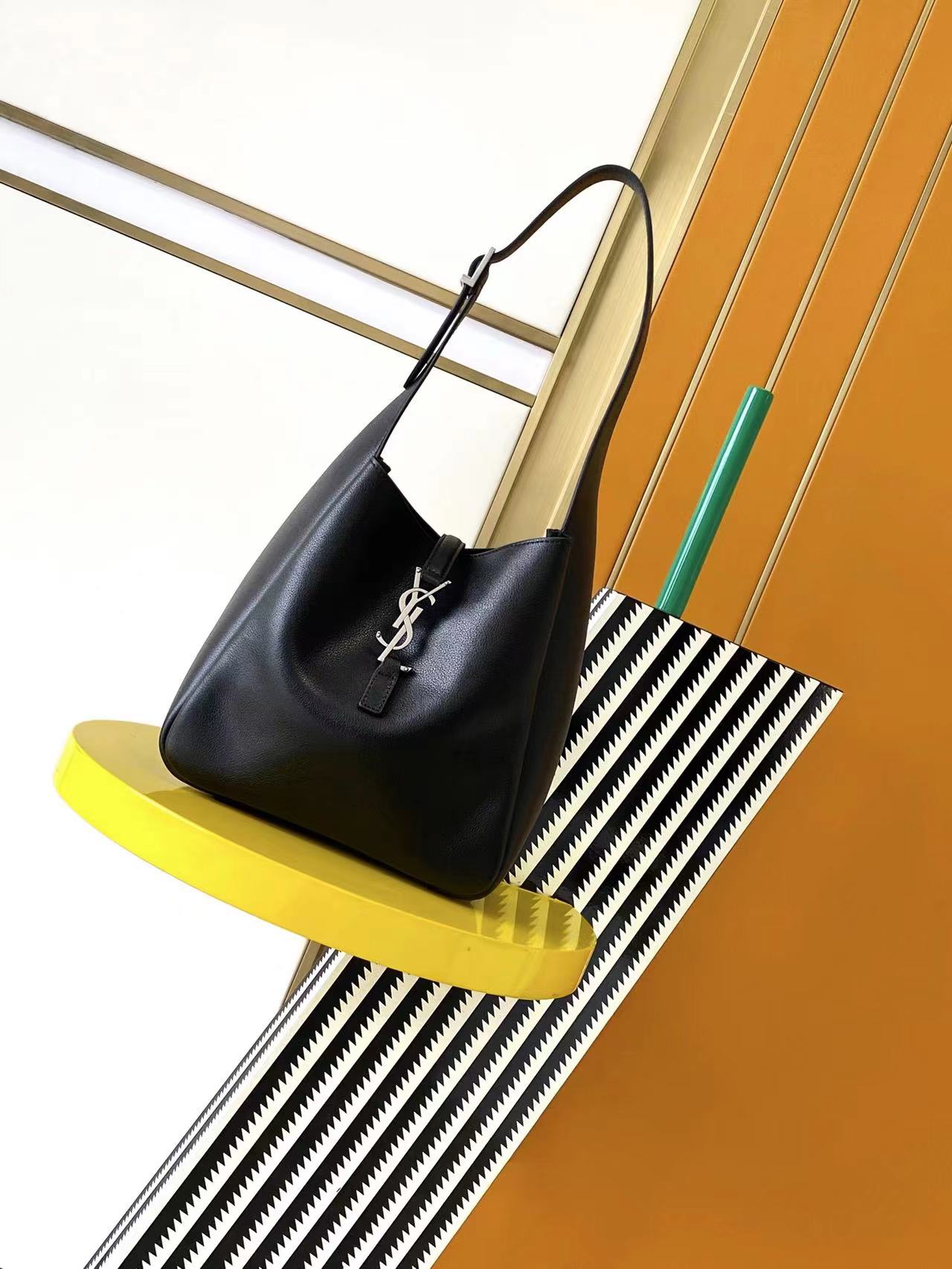 NO:206317,Authentic, new upgraded version [original leather] ROSE autumn and winter new model, the same Hobo in Korean stars!! This year, the underarm bag Y is so popular this year, but it is late!  !  The outline of the bag is simple and three-dimensional, and it looks hard but not too sharp. Paired with the brand's iconic plug-in buckle, the overall style gives people a unique temperament that is both classic and elegant, and fashionable and modern. Size 22x22x10cm Model 713938~, Saint Laurent, saint laurent19860909正品级 全新升级版【原厂皮】ROSE秋冬新款,韩国明星同款Hobo!!今年火到爆炸的腋下包Y家虽迟但到！！包包身轮廓简洁、立体,看上去硬挺却不会太凌厉.搭配上品牌标志性的插入式包扣,整体给人一种既经典优雅,又很时髦现代的独特气质. 尺寸22x22x10cm 型号713938～,圣罗兰,saint laurent,Bag