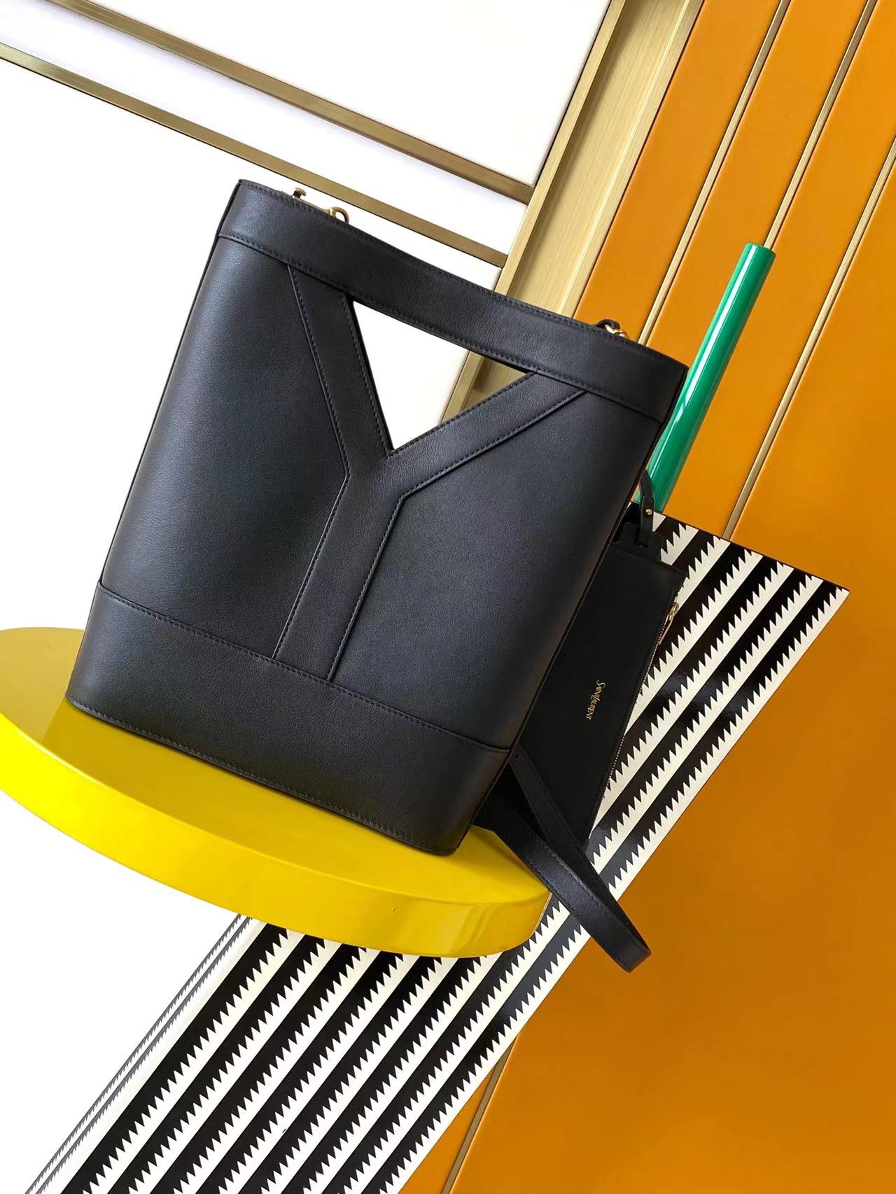 NO:206327,Genuine grade black · limited briefcase in autumn and winter. A unique fusion of art and personality. Y family always has unique vision and wins the heart of fashion. The Y-shaped cowhide design makes people shine, giving people a casual, lazy and full of personality. It is suitable for both men and women. It can be used as a briefcase or a travel handbag, with an oversized capacity. Model number 808224 Size 30×33×10cm, Saint Laurent, saint laurent, cowhide19860909正品级 黑色· 秋冬限定公文包 艺术与个性的独特融合,Y家总是眼光独到,深得时尚顶流的心,Y字牛皮的设计让人眼前一亮,给人一种随性慵懒、充满个性的感觉.男女都适用,可当公文包、可当旅行手袋,容量超大. 款号808224 尺寸30×33×10cm,圣罗兰,saint laurent,cowhide,Bag