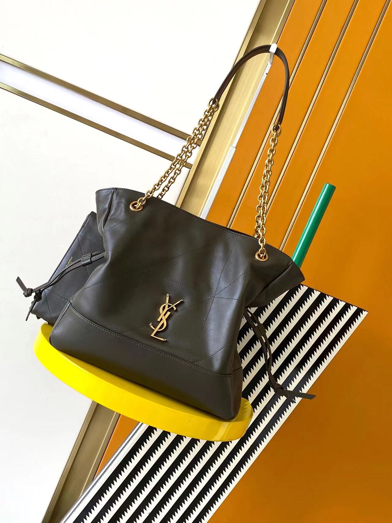 NO:206333,Finally, I'm waiting for you, small, small YSL new small Jamie 4.3 large ochon sheepskin underarm bag. The designer really understands what consumers need. Many tote bag designs cannot make both appearance and practicality, but!  This tote did it!  It has a light body, large capacity, and is also very elegant!  Is there a design online and expensive practical tote I think it looks better than 22bag? Is this a saying? Or is it a mother bag that allows you to carry a baby elegantly. Model 833948 [original leather] Size 27×29×11cm, Saint Laurent, saint laurent, saint laurent, totes, sheepskin19860909终于等到你了,小号,小号 YSL 新款小号Jamie 4.3 large ochon羊皮腋下包 设计师真的太懂消费者需要什么了吧很多托特包的设计都没法让颜值和实用性两者都兼得,但是！这只tote做到了！它包身轻,容量大,而且还很优雅！是有设计在线,且贵气满满的实用型tote 我觉得比22bag好看耶这是可以说的吗 还是一只可以让你实现优雅带娃的妈咪包 型号833948【原厂皮】 尺寸27×29×11cm,圣罗兰,saint laurent,saint laurent,totes,sheepskin,Bag