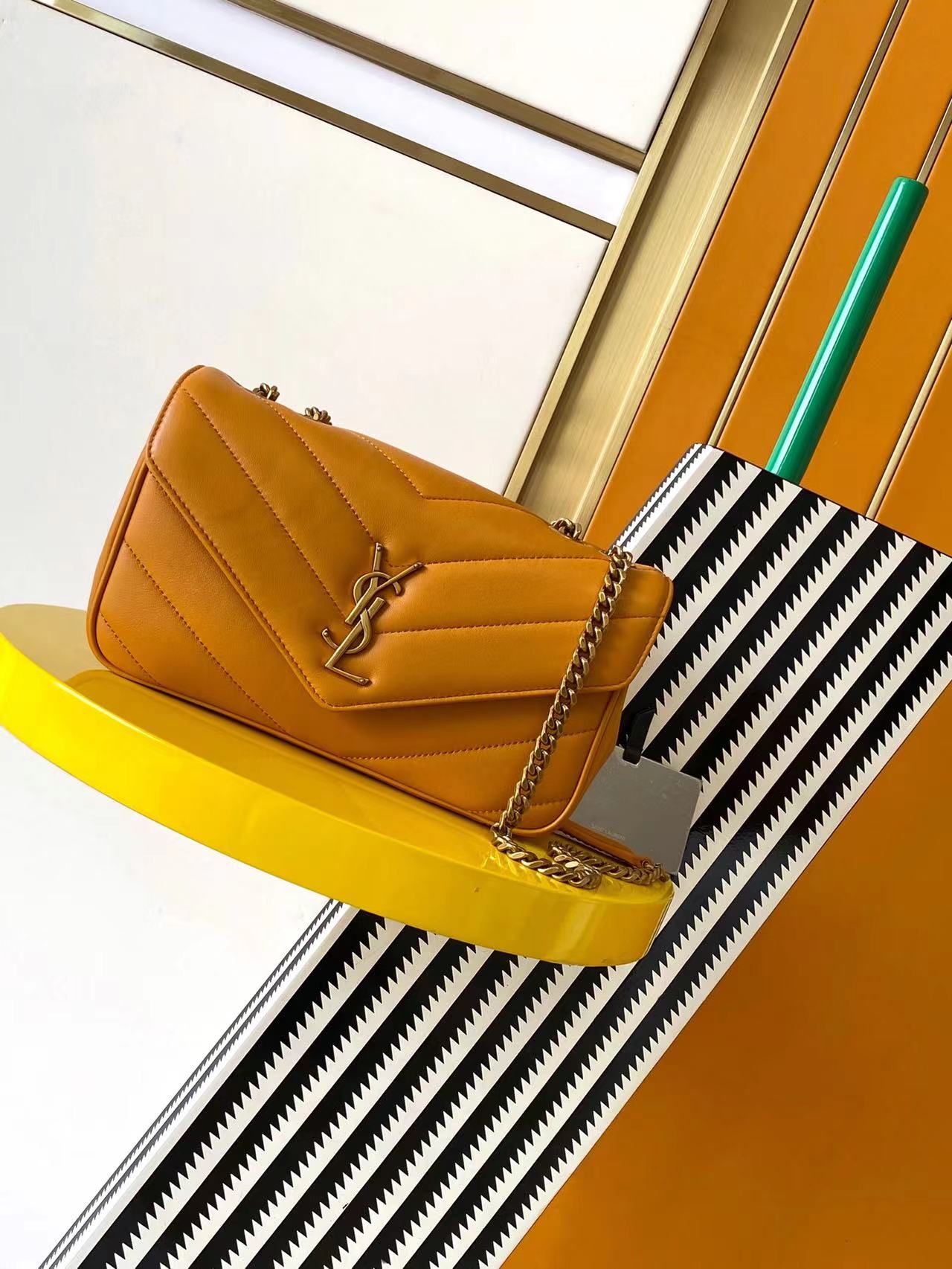 NO:206292,Genuine grade 25 early spring new LouLou small sheepskin feels soft and soft. The new version of sheepskin is very shiny, equipped with a removable card bag and a full-standard makeup mirror, paired with a sliding chain, shoulder-mounted and cross-body to meet the needs of matching in many occasions!  The new version of sheepskin has been coated, which is not only more durable, but also has a more shiny feel. The whole bag is particularly exquisite and beautiful. Size 24x14x7cm Model number 801437~, Saint Laurent, saint laurent, sheepskin19860909正品级 25早春新款LouLou小号 羊皮手感柔柔软软的,新版羊皮很有光泽感、配有可拆卸卡包和全标化妆镜,搭配滑动式链条、可肩背可斜挎满足多场合搭配使用需求！ 新版羊皮另外做了涂层处理,不仅更耐用,还 更有光泽感,显的整个包都格外精致,美丽 尺寸24x14x7cm 款号801437~,圣罗兰,saint laurent,sheepskin,Bag