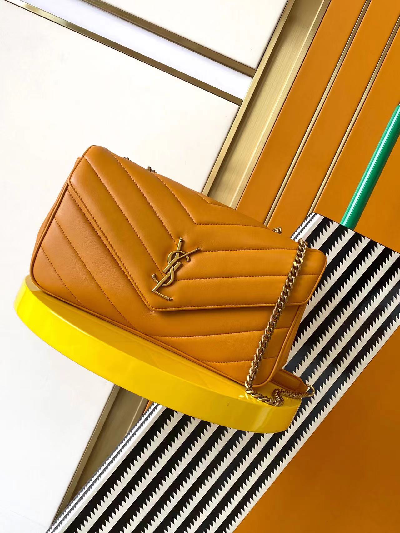 NO:206294,Genuine grade 25 early spring new LouLou medium size. Sheepskin has soft and soft feel, equipped with a removable card bag and a pocket makeup mirror, paired with a sliding chain, shoulder-mounted and cross-body, meeting the matching needs for multiple occasions!  The new version of sheepskin has been coated, which is not only more durable, but also has a more shiny feel. The whole bag is particularly exquisite and beautiful. Size 29×17×8cm Model number 801439~, Saint Laurent, saint laurent, sheepskin19860909正品级 25早春新款LouLou中号 羊皮手感柔柔软软的,配有可拆卸卡包和袖珍化妆镜,搭配滑动式链条、可肩背可斜挎,满足多场合搭配需求！新版羊皮另外做了涂层处理,不仅更耐用,还更有光泽感,显的整个包都格外精致,美丽 尺寸29×17×8cm 款号801439~,圣罗兰,saint laurent,sheepskin,Bag