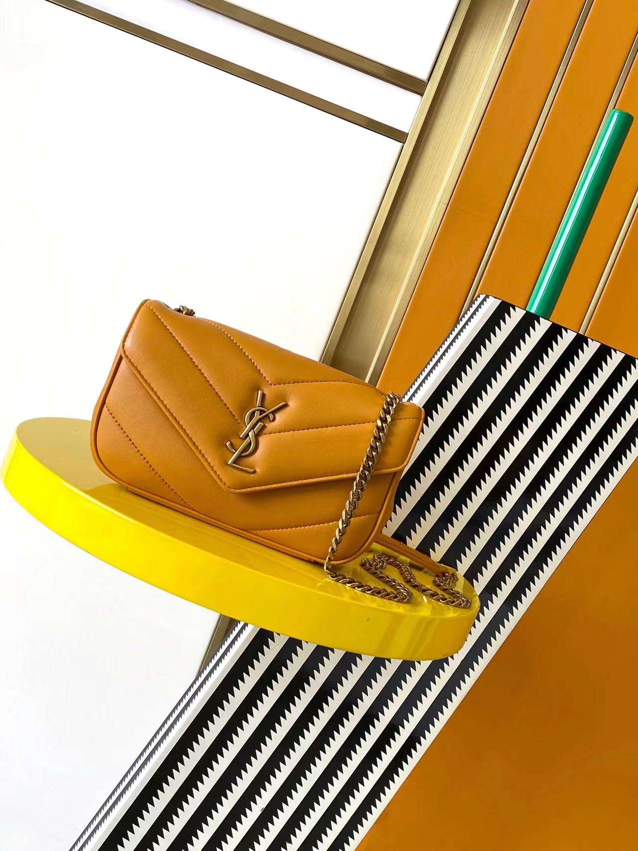 NO:206298,Genuine grade 25 early spring new LouLou mini sheepskin feels soft and soft. The new version of sheepskin is very shiny, equipped with a removable card bag and a full-standard makeup mirror, paired with a sliding chain, shoulder-mounted and cross-body to meet the needs of matching in many occasions!  The new version of sheepskin has been coated, which is not only more durable, but also has a shiny feel. The whole bag is particularly exquisite and beautiful. Size 20x12x6cm Model number 821749~, Saint Laurent, saint laurent, sheepskin19860909正品级 25早春新款LouLou迷你 羊皮手感柔柔软软的,新版羊皮很有光泽感、配有可拆卸卡包和全标化妆镜,搭配滑动式链条、可肩背可斜挎满足多场合搭配使用需求！ 新版羊皮另外做了涂层处理,不仅更耐用,更有光泽感,显的整个包都格外精致,美丽 尺寸20x12x6cm 款号821749~,圣罗兰,saint laurent,sheepskin,Bag