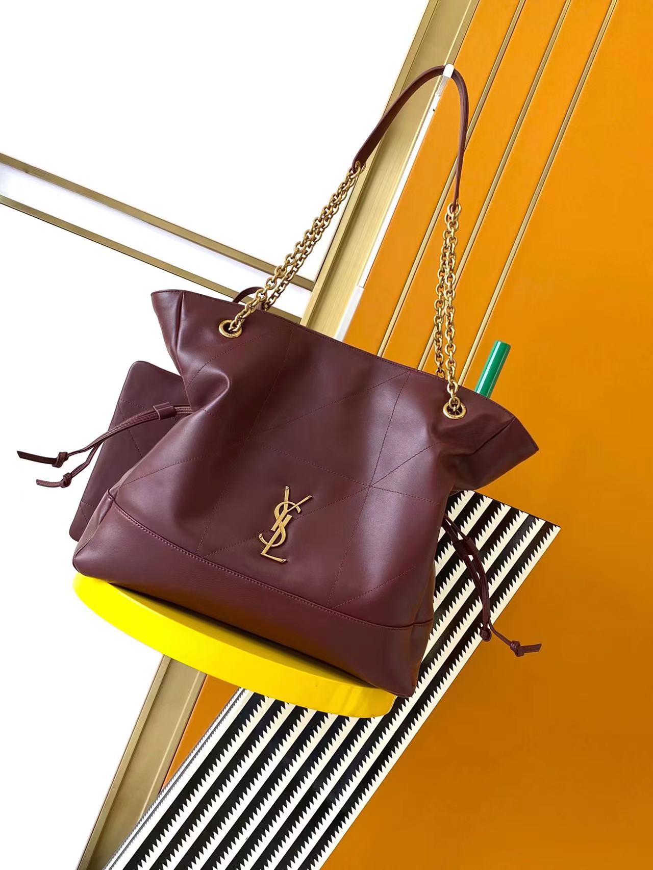 NO:206309,ys1 Jamie 4.3 large ochon sheepskin underarm bag. The designer really understands what consumers need. Many tote bag designs cannot make both appearance and practicality. But!  This tote did it!  It has a light body, large capacity, and is also very elegant!  Is there a design online and expensive practical tote I think it looks better than 22bag? Can this be said? It is still a mother bag that allows you to carry a baby elegantly. Model number 809824 Size 34×27×3cm, Saint Laurent, saint laurent, totes, sheepskin19860909ys1 Jamie 4.3 large ochon羊皮腋下包 设计师真的太懂消费者需要什么了吧 很多托特包的设计都没法让颜值和实用性两者都兼得 但是！这只tote做到了！ 它包身轻,容量大,而且还很优雅！ 是有设计在线,且贵气满满的实用型tote 我觉得比22bag好看耶 这是可以说的吗 还是一只可以让你实现优雅带娃的妈咪包 款号809824 尺寸34×27×3cm,圣罗兰,saint laurent,totes,sheepskin,Bag