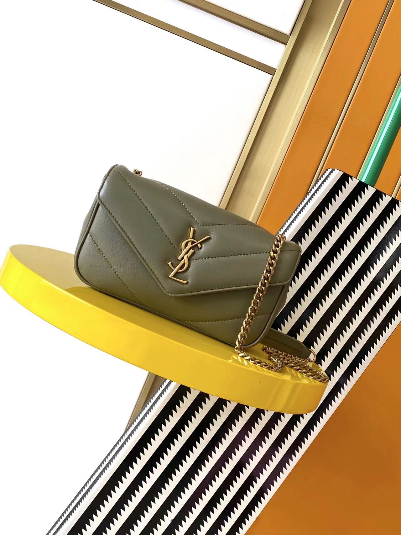 NO:206326,Genuine grade 25 early spring new LouLou mini sheepskin feels soft and soft. The new version of sheepskin is very shiny, equipped with a removable card bag and a full-standard makeup mirror, paired with a sliding chain, shoulder-mounted and cross-body to meet the needs of matching in many occasions!  The new version of sheepskin has been coated, which is not only more durable, but also has a shiny feel. The whole bag is particularly exquisite and beautiful. Size 20x12x6cm Model number 821749~, Saint Laurent, saint laurent, sheepskin19860909正品级 25早春新款LouLou迷你 羊皮手感柔柔软软的,新版羊皮很有光泽感、配有可拆卸卡包和全标化妆镜,搭配滑动式链条、可肩背可斜挎满足多场合搭配使用需求！ 新版羊皮另外做了涂层处理,不仅更耐用,更有光泽感,显的整个包都格外精致,美丽 尺寸20x12x6cm 款号821749~,圣罗兰,saint laurent,sheepskin,Bag