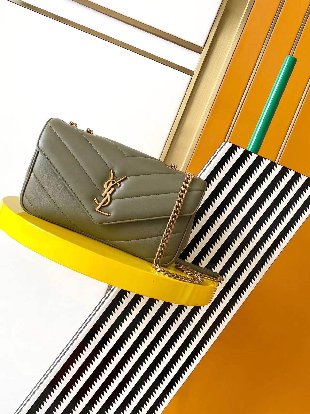 NO:206331,Genuine grade 25 early spring new LouLou small sheepskin feels soft and soft. The new version of sheepskin is very shiny, equipped with a removable card bag and a full-standard makeup mirror, paired with a sliding chain, shoulder-mounted and cross-body to meet the needs of matching in many occasions!  The new version of sheepskin has been coated, which is not only more durable, but also has a more shiny feel. The whole bag is particularly exquisite and beautiful. Size 24x14x7cm Model number 801437~, Saint Laurent, saint laurent, sheepskin19860909正品级 25早春新款LouLou小号 羊皮手感柔柔软软的,新版羊皮很有光泽感、配有可拆卸卡包和全标化妆镜,搭配滑动式链条、可肩背可斜挎满足多场合搭配使用需求！ 新版羊皮另外做了涂层处理,不仅更耐用,还 更有光泽感,显的整个包都格外精致,美丽 尺寸24x14x7cm 款号801437~,圣罗兰,saint laurent,sheepskin,Bag