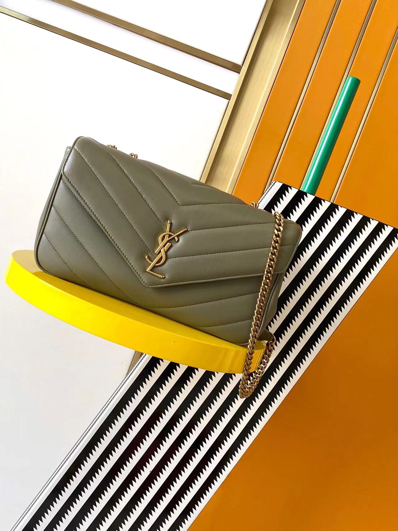 NO:206337,Genuine grade 25 early spring new LouLou medium size. Sheepskin has soft and soft feel, equipped with a removable card bag and a pocket makeup mirror, paired with a sliding chain, shoulder-mounted and cross-body, meeting the matching needs for multiple occasions!  The new version of sheepskin has been coated, which is not only more durable, but also has a more shiny feel. The whole bag is particularly exquisite and beautiful. Size 29×17×8cm Model number 801439~, Saint Laurent, saint laurent, sheepskin19860909正品级 25早春新款LouLou中号 羊皮手感柔柔软软的,配有可拆卸卡包和袖珍化妆镜,搭配滑动式链条、可肩背可斜挎,满足多场合搭配需求！新版羊皮另外做了涂层处理,不仅更耐用,还更有光泽感,显的整个包都格外精致,美丽 尺寸29×17×8cm 款号801439~,圣罗兰,saint laurent,sheepskin,Bag