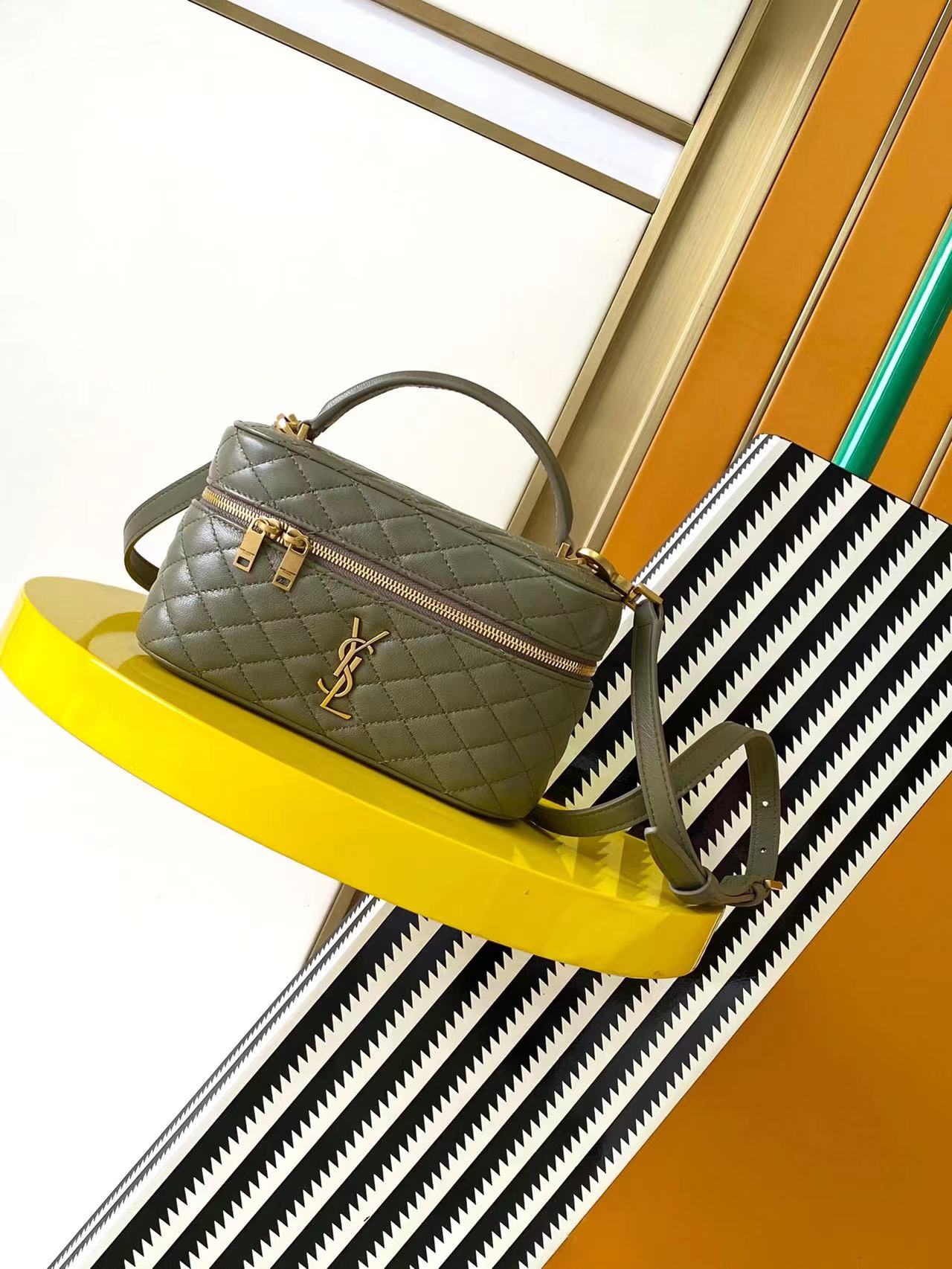 NO:206296,Genuine grade [original leather] boutique specialty for black sheepskin/gold. The latest popular sheepskin shoulder strap clutch bag is here!  Wrap-in zipper clutch with diamond quilted stitching, sheepskin lining, bronze accessories zipper opening and closing, this versatile item comes with leather top handles and adjustable removable shoulder straps, shoulder-mounted or crossbody!  Model 766731 [original skin] moss green gold Size 18×11×6.5, Saint Laurent, saint laurent, cosmetic bags & cases, handbag, sheepskin19860909正品级【原厂皮】精品专供黑羊皮/金 最新爆款羊皮革肩带手拿包化妆包到货！环绕式拉链手拿包,饰以 和菱形绗缝包缝、羊皮内衬、古铜色配件拉链开合一个卡片槽位、此款多功能单品配有皮革顶部提手和可调节可拆卸肩带、可肩背或斜挎！ 型号766731【原厂皮】苔藓绿金 尺寸18×11×6.5,圣罗兰,saint laurent,cosmetic bags & cases,handbag,sheepskin,Bag