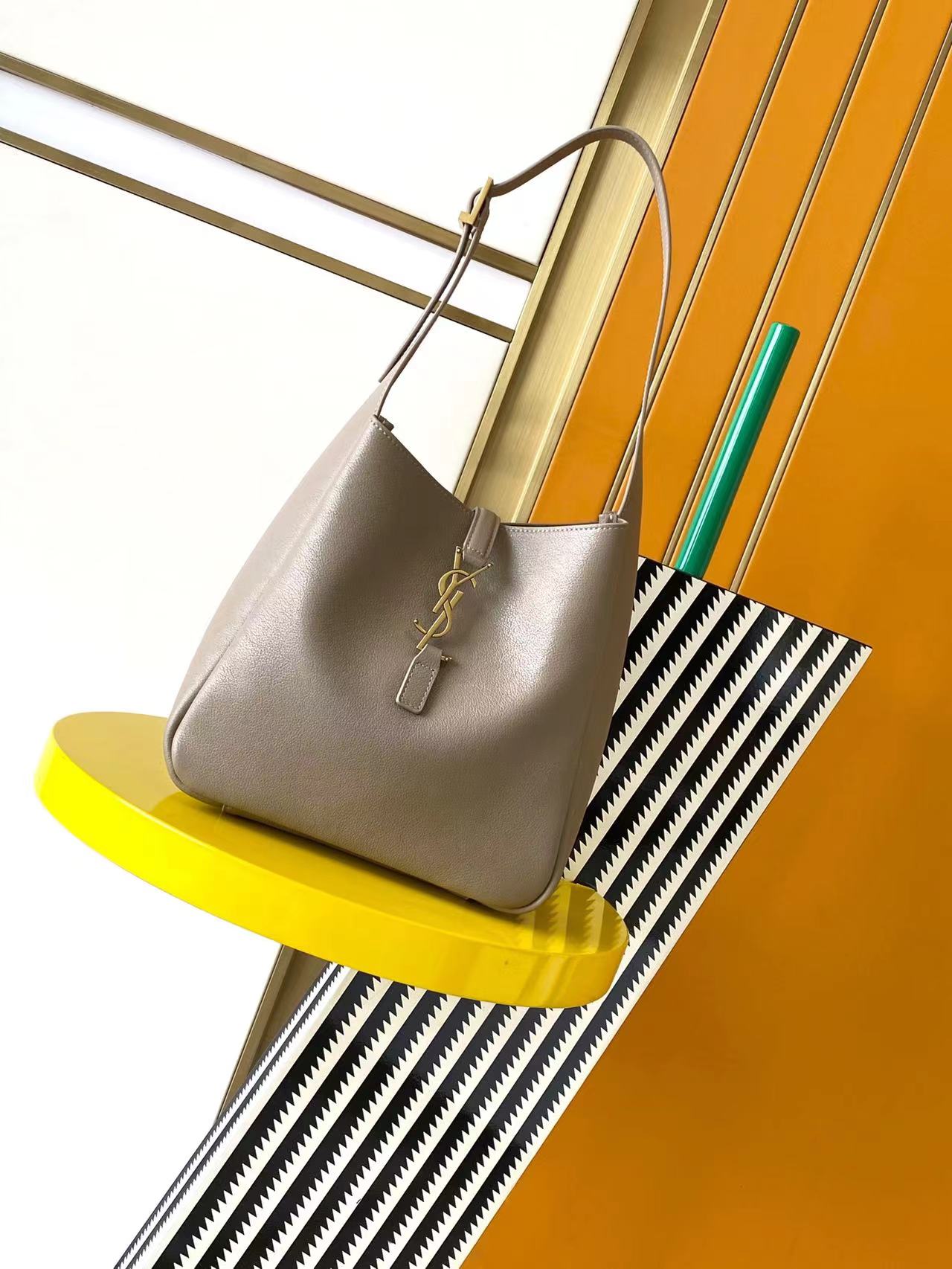 NO:207053,Authentic, new upgraded version [original leather] ROSE autumn and winter new model, the same Hobo in Korean stars!! This year, the underarm bag Y is so popular this year, but it is late!  !  The outline of the bag is simple and three-dimensional, and it looks hard but not too sharp. Paired with the brand's iconic plug-in buckle, the overall style gives people a unique temperament that is both classic and elegant, and fashionable and modern. Size 22x22x10cm Model 713938~, Saint Laurent, saint laurent19860909正品级 全新升级版【原厂皮】ROSE秋冬新款,韩国明星同款Hobo!!今年火到爆炸的腋下包Y家虽迟但到！！包包身轮廓简洁、立体,看上去硬挺却不会太凌厉.搭配上品牌标志性的插入式包扣,整体给人一种既经典优雅,又很时髦现代的独特气质. 尺寸22x22x10cm 型号713938～,圣罗兰,saint laurent,Bag