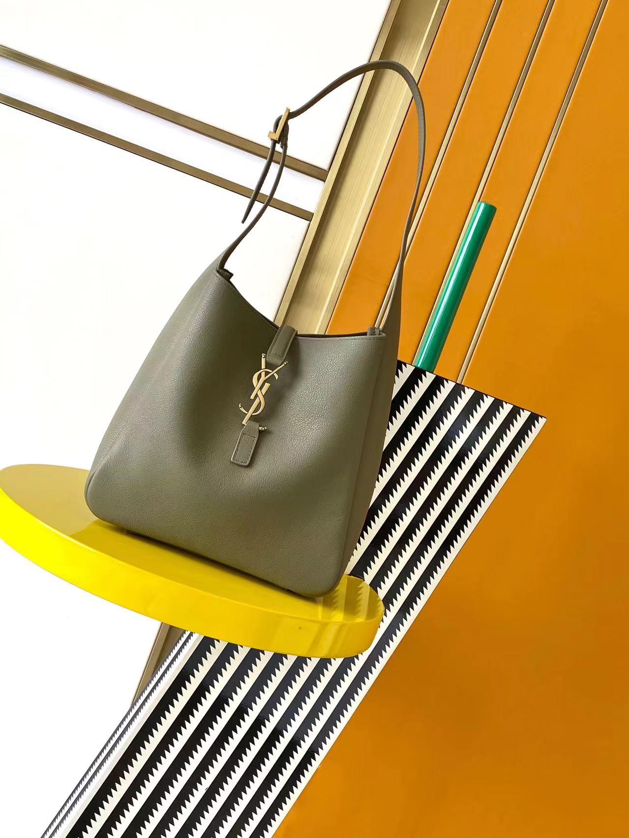 NO:207055,Authentic, new upgraded version [original leather] ROSE autumn and winter new model, the same Hobo in Korean stars!! This year, the underarm bag Y is so popular this year, but it is late!  !  The outline of the bag is simple and three-dimensional, and it looks hard but not too sharp. Paired with the brand's iconic plug-in buckle, the overall style gives people a unique temperament that is both classic and elegant, and fashionable and modern. Size 22x22x10cm Moss Green Gold Model 713938~, Saint Laurent, saint laurent19860909正品级 全新升级版【原厂皮】ROSE秋冬新款,韩国明星同款Hobo!!今年火到爆炸的腋下包Y家虽迟但到！！包包身轮廓简洁、立体,看上去硬挺却不会太凌厉.搭配上品牌标志性的插入式包扣,整体给人一种既经典优雅,又很时髦现代的独特气质. 尺寸22x22x10cm 苔藓绿金 型号713938～,圣罗兰,saint laurent,Bag