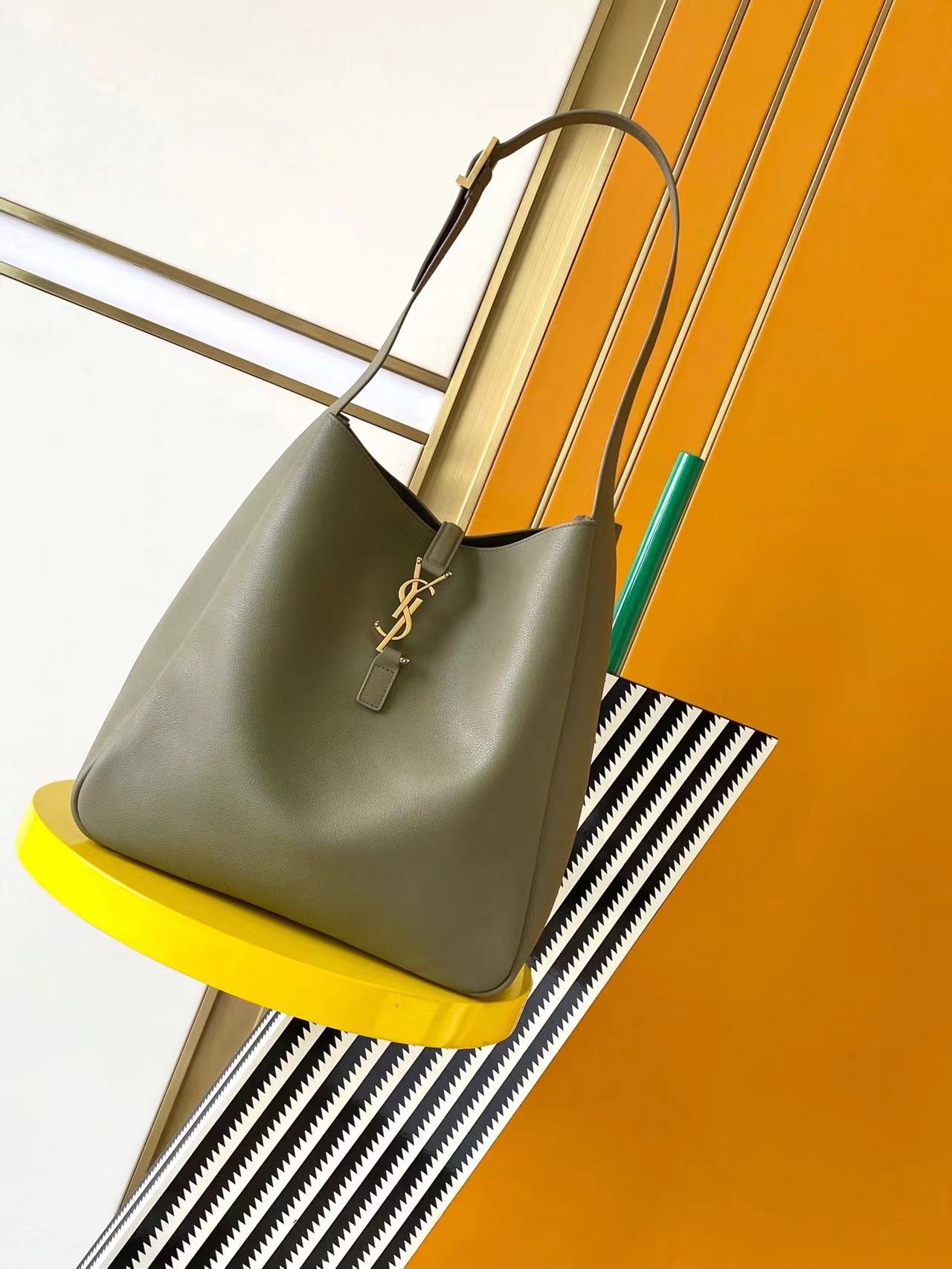 NO:207059,Genuine grade [original leather] LE5A7 large-size smooth leather soft handbag, the same style as Korean celebrity Hobo!! This year, the underarm bag that was so popular that it was too late, but it was here!  !  The outline of the bag is simple and three-dimensional, and it looks hard but not too sharp. Paired with the brand's iconic plug-in buckle, the overall style gives people a unique temperament that is both classic and elegant, and fashionable and modern. Size 30x31x13cm Moss Green Gold Model 753837, Saint Laurent, saint laurent19860909正品级【原厂皮】LE5A7大号光滑皮革柔软手袋大号,韩国明星同款Hobo!!今年火到爆炸的腋下包Y家虽迟但到！！包包身轮廓简洁、立体,看上去硬挺却不会太凌厉.搭配上品牌标志性的插入式包扣,整体给人一种既经典优雅,又很时髦现代的独特气质. 尺寸30x31x13cm 苔藓绿金 型号753837,圣罗兰,saint laurent,Bag