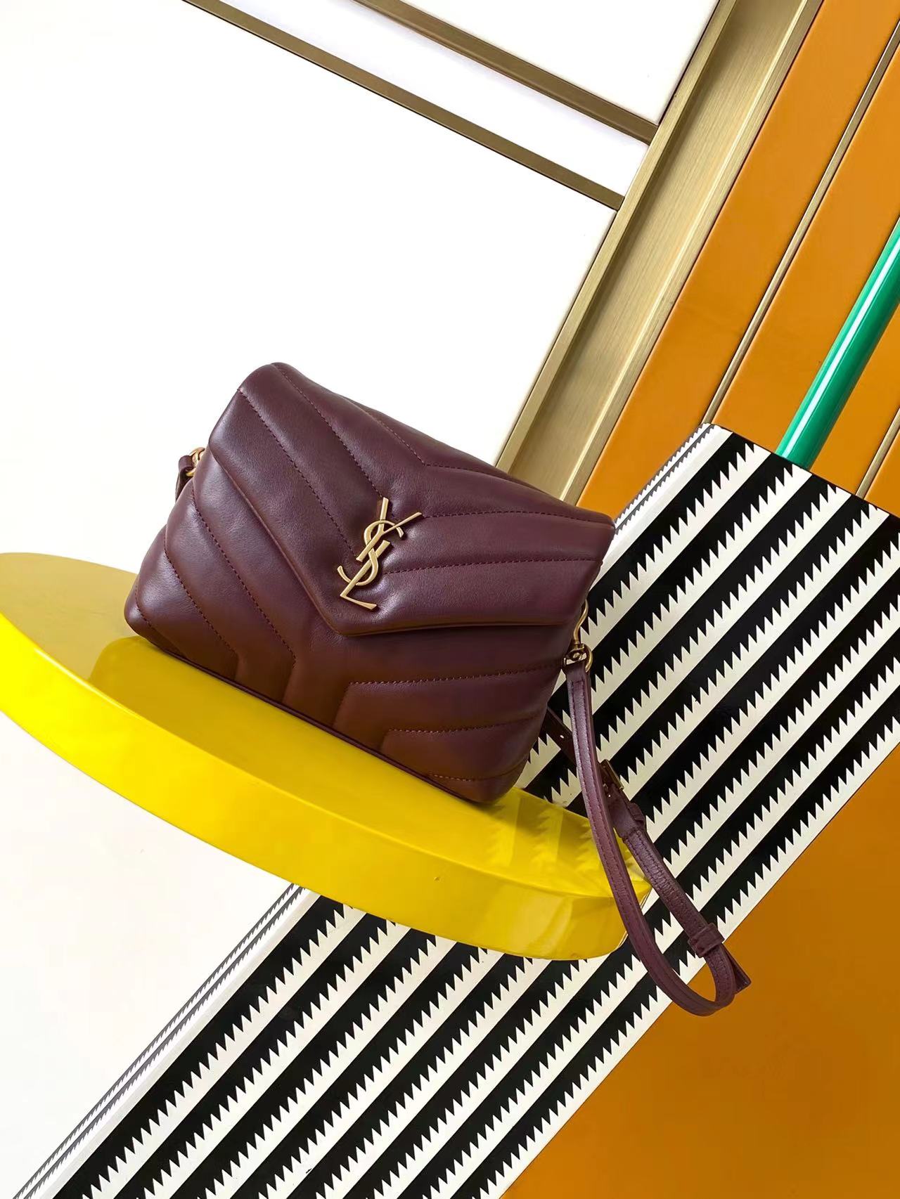 NO:207393,Genuine grade [original leather]##LouLou mini crossbody bag original leather version is coming!  The whole bag is made of soft Italian original fetal cowhide, paired with the classic Y family diagonal striped quilting process, has a soft texture front flip bag, and the shoulder straps can be adjusted and detached into a hand-to-wear style, making it easy to achieve multiple uses in one bag!  It is not large in size, but the content is not small. There is a zipper bag, two main compartments, 3 card slots, and a small separation between the middle and the sides to place cash or notes!  Multifunctional!  Extremely capable!  392255. Model 467072. Original leather. Size 20X14X7cm, Saint Laurent, saint laurent, satchels, crossbody bags, cowhide19860909正品级【原厂皮】##LouLou迷你号斜挎包原厂皮版本来袭！整包采用柔软的意大利原厂胎牛皮制作,搭配经典的Y家斜条纹绗缝工艺,拥有柔和质地的前翻盖袋,肩带可调节亦可拆成手提款,轻松实现一包多用！体积不大,内容量却不小,包内有一个拉链袋,两个主隔层,3格卡槽,中间及侧边还各有一小分隔可以放置现金或者票据！多功能！特能装！ 392255.型号467072.原厂皮.尺寸20X14X7cm,圣罗兰,saint laurent,satchels,crossbody bags,cowhide,Bag