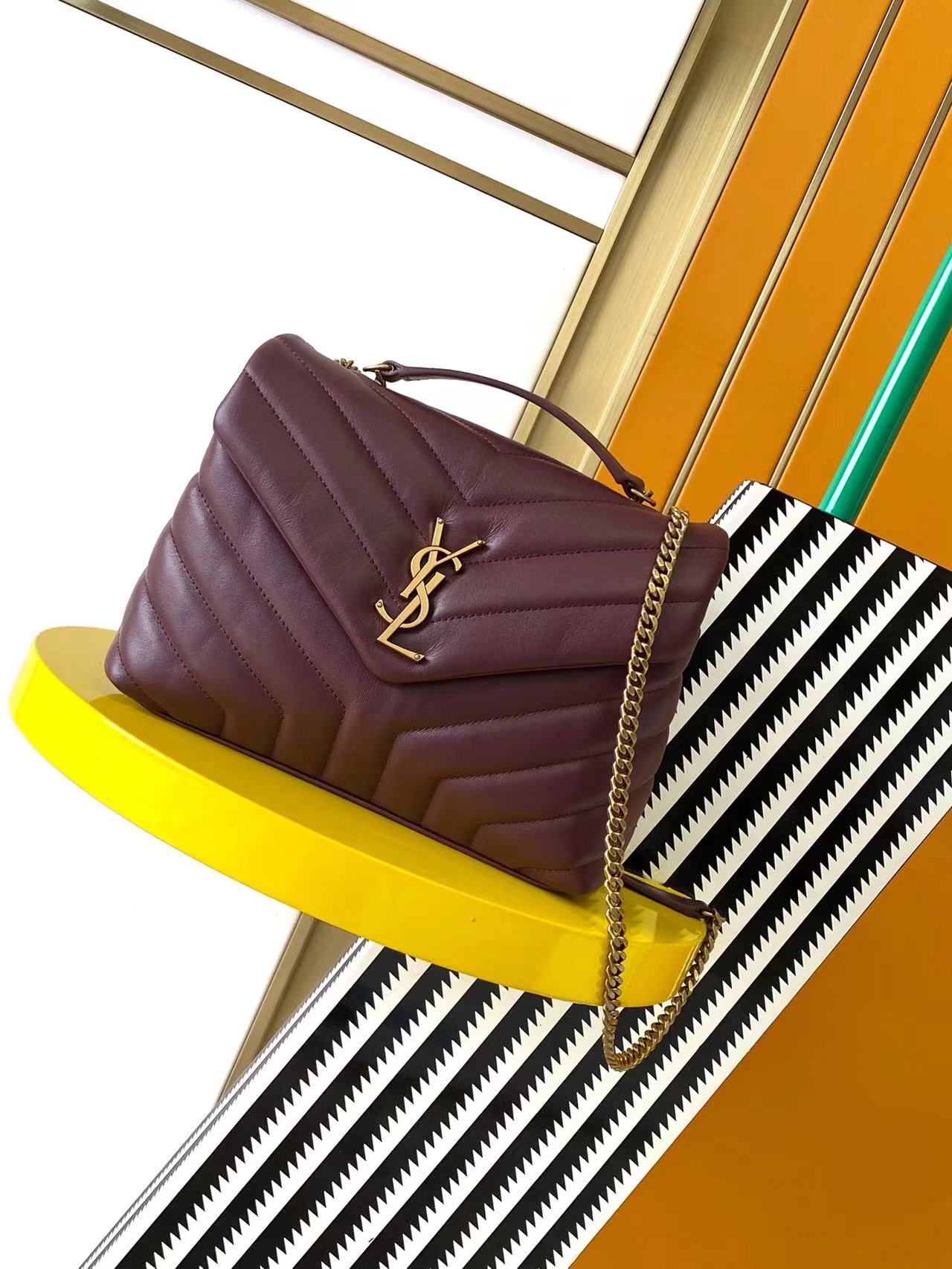 NO:207397,Genuine grade [original leather]## Everyone has been asking when this style of small quotient will be shipped. Today I can reply to everyone with confidence, it is finally here!  After purchasing the original version, we enter a cumbersome and long development process, just to overcome the various small problems it has. The previous versions of imported leather are not right, and you can't find out what is the problem, but it just feels wrong!  Finally, I simply did it all the time and just developed the original leather version, Bingo!  Sure enough, the original leather is the original leather, and the authentic soul is coming soon!  I believe you will be amazed by the ones you receive!  392277 size 25x17x9cm Model 494699., Saint Laurent, saint laurent19860909正品级【原厂皮】## 一直被大家追问这个款式的小号什么时候出货,今天可以有底气的回复大家,它终于来了！购入原版后进入繁琐而又漫长的开发过程,就是为了攻克它存在的各种小问题,进口皮打的几个货前版感觉都不太对劲,你也挑不出具体哪里有问题,但是就是感觉不对劲！最后干脆一不做二不休直接开发原厂皮版本的,Bingo！果然原厂皮就是原厂皮,正品的灵魂马上到位！相信收到包包的你会被惊艳到的！392277尺寸25x17x9cm 型号494699.,圣罗兰,saint laurent,Bag