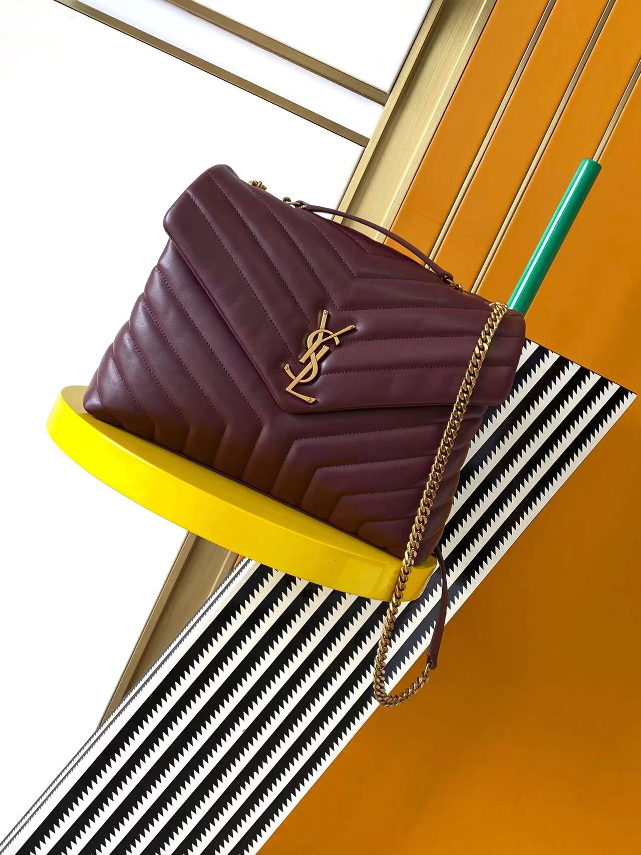 NO:207401,Authentic [original leather]##LouLou Y-shaped shoulder bag is popular all over the world. Our family has developed the original leather version. As expected, the original leather is the original leather, and the authentic soul is immediately available!  I believe you will be amazed by the ones you receive!  The large number is really domineering, and countless celebrity fashion bloggers all have one!  What is a classic?  It's it!  392288 size 31x22x10cm. Model 459749, Saint Laurent, saint laurent, satchels19860909正品级【原厂皮】##LouLou Y形挎包风靡全球的LouLou包,咱家开发原厂皮版本了,果然原厂皮就是原厂皮,正品的灵魂马上到位！相信收到包包的你会被惊艳到的！大号实在是霸气至极,无数明星网红时尚博主都是人手一只！何为经典？它就是！392288尺寸31x22x10cm.型号459749,圣罗兰,saint laurent,satchels,Bag