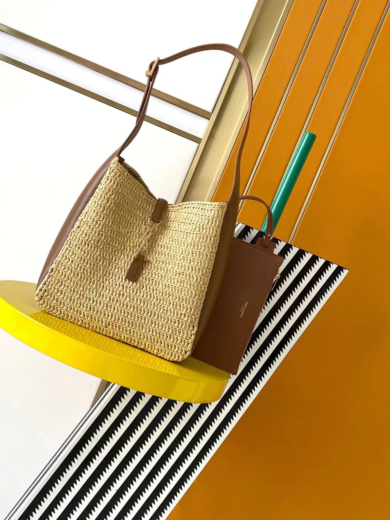 NO:207405,Genuine, new upgraded version [Stamp Weaving] ROSE New Year's new model, the same Hobo in Korean stars!! This year, the underarm bag Y is so popular this year, but it is late!  !  The outline of the bag is simple and three-dimensional, and it looks hard but not too sharp. Paired with the brand's iconic plug-in buckle, the overall style gives people a unique temperament that is both classic and elegant, and fashionable and modern. Size 22x22x10cm Model 823812~, Saint Laurent, saint laurent, espadrilles19860909正品级 全新升级版【草编】ROSE新春新款,韩国明星同款Hobo!!今年火到爆炸的腋下包Y家虽迟但到！！包包身轮廓简洁、立体,看上去硬挺却不会太凌厉.搭配上品牌标志性的插入式包扣,整体给人一种既经典优雅,又很时髦现代的独特气质. 尺寸22x22x10cm 型号823812～,圣罗兰,saint laurent,espadrilles,Bag