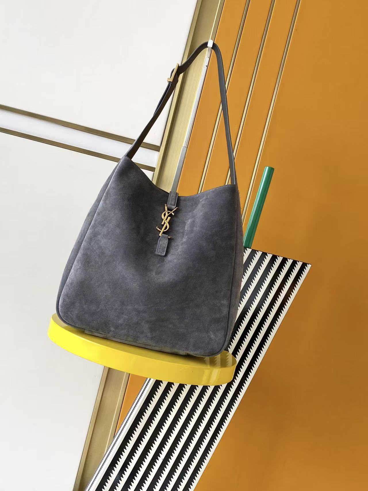 Yves Saint Laurent Sac Seau Grand Modèle en Cuir Suédé Gris, Hobo Tendance