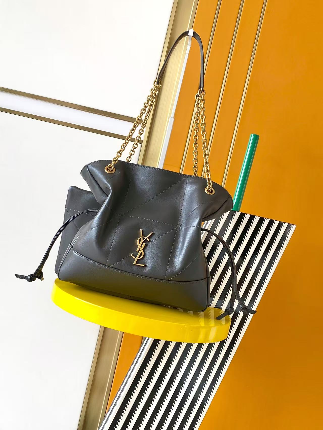 Yves Saint Laurent Jamie Small Pochon Tas van Gematteerd Leer - Elegantie en Functionaliteit