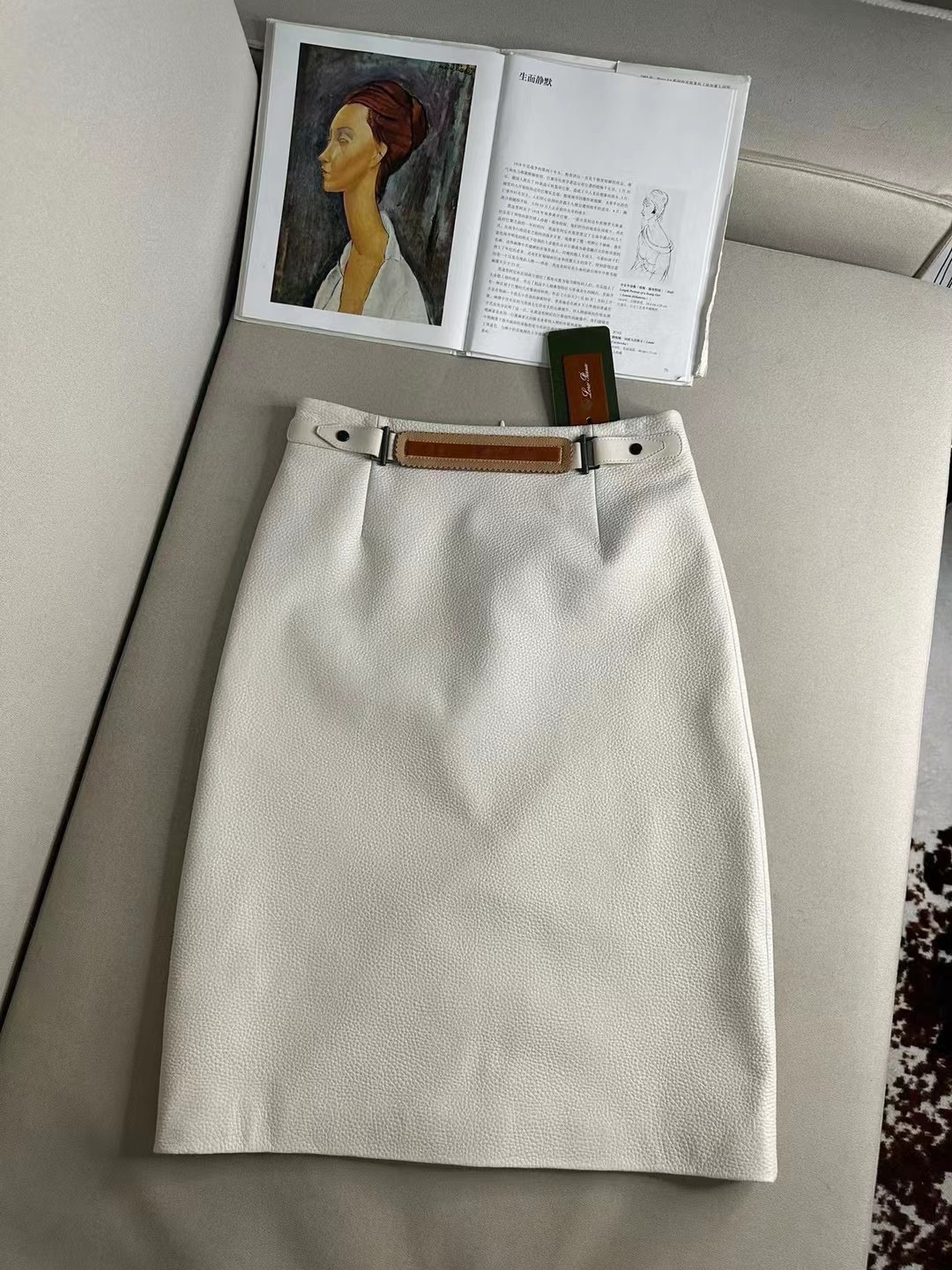 2024 LoroPiana Sprouts Enhance P2070 Women’s Suit with Unicorn-Skin Dress Options - 图片 3