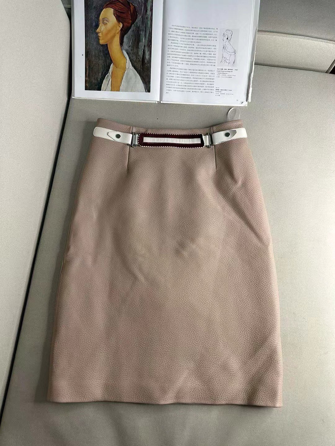 2024 LoroPiana Sprouts Enhance P2070 Women’s Suit with Unicorn-Skin Dress Options - 图片 1