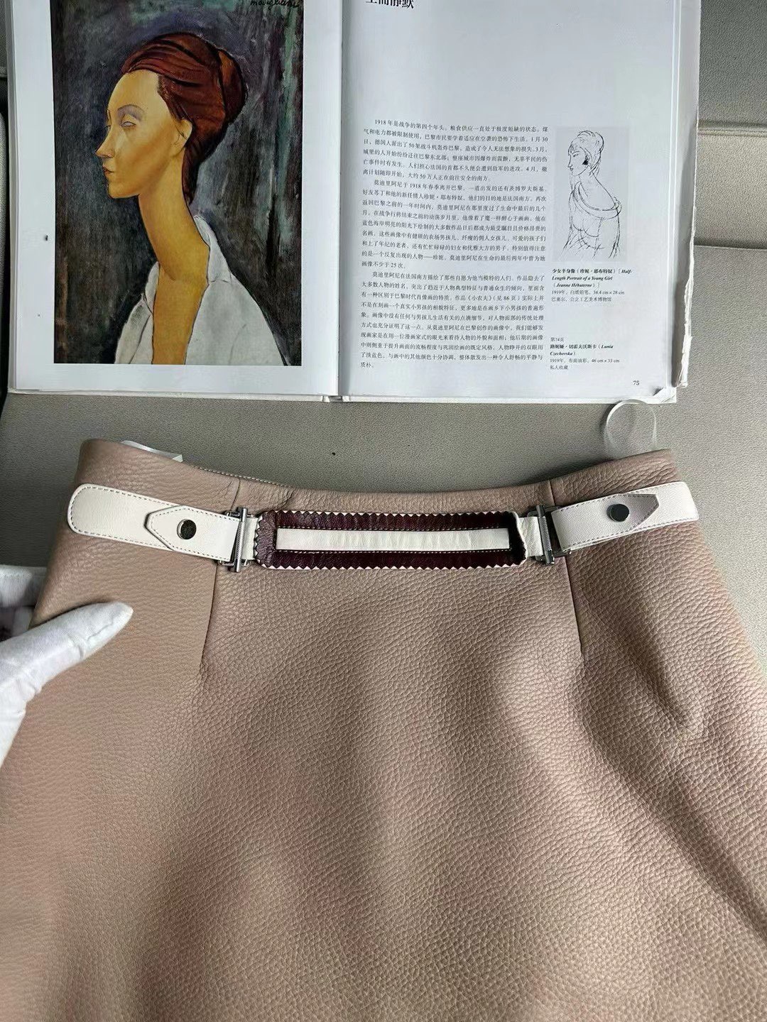 2024 LoroPiana Sprouts Enhance P2070 Women’s Suit with Unicorn-Skin Dress Options - 图片 2
