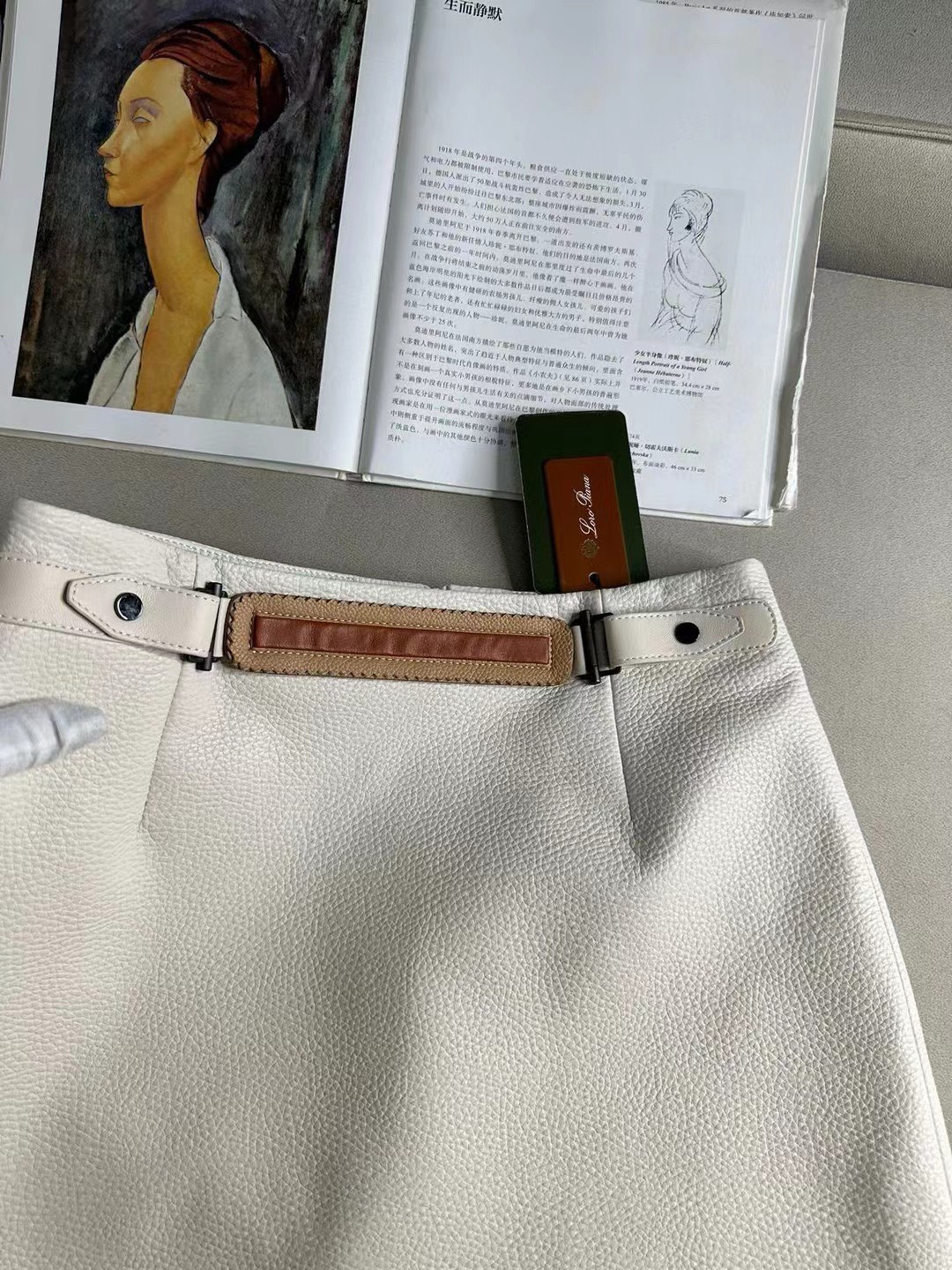 2024 LoroPiana Sprouts Enhance P2070 Women’s Suit with Unicorn-Skin Dress Options - 图片 4