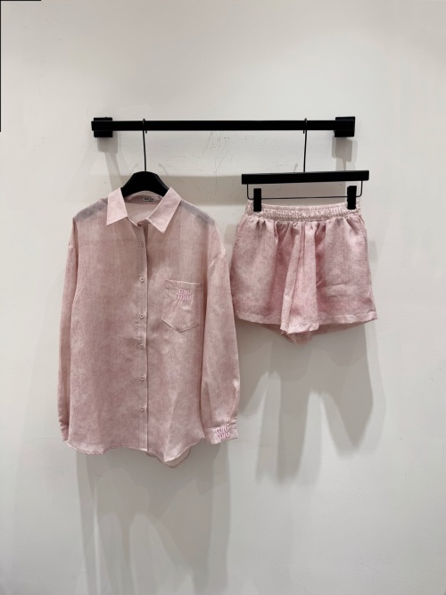 Miu Miu 25Ss Women's Sunscreen Set Shirt and Shorts with Logo Embroidery 1 Miu Miu 25Ss Women's Sunscreen Set Shirt and Shorts with Logo Embroidery