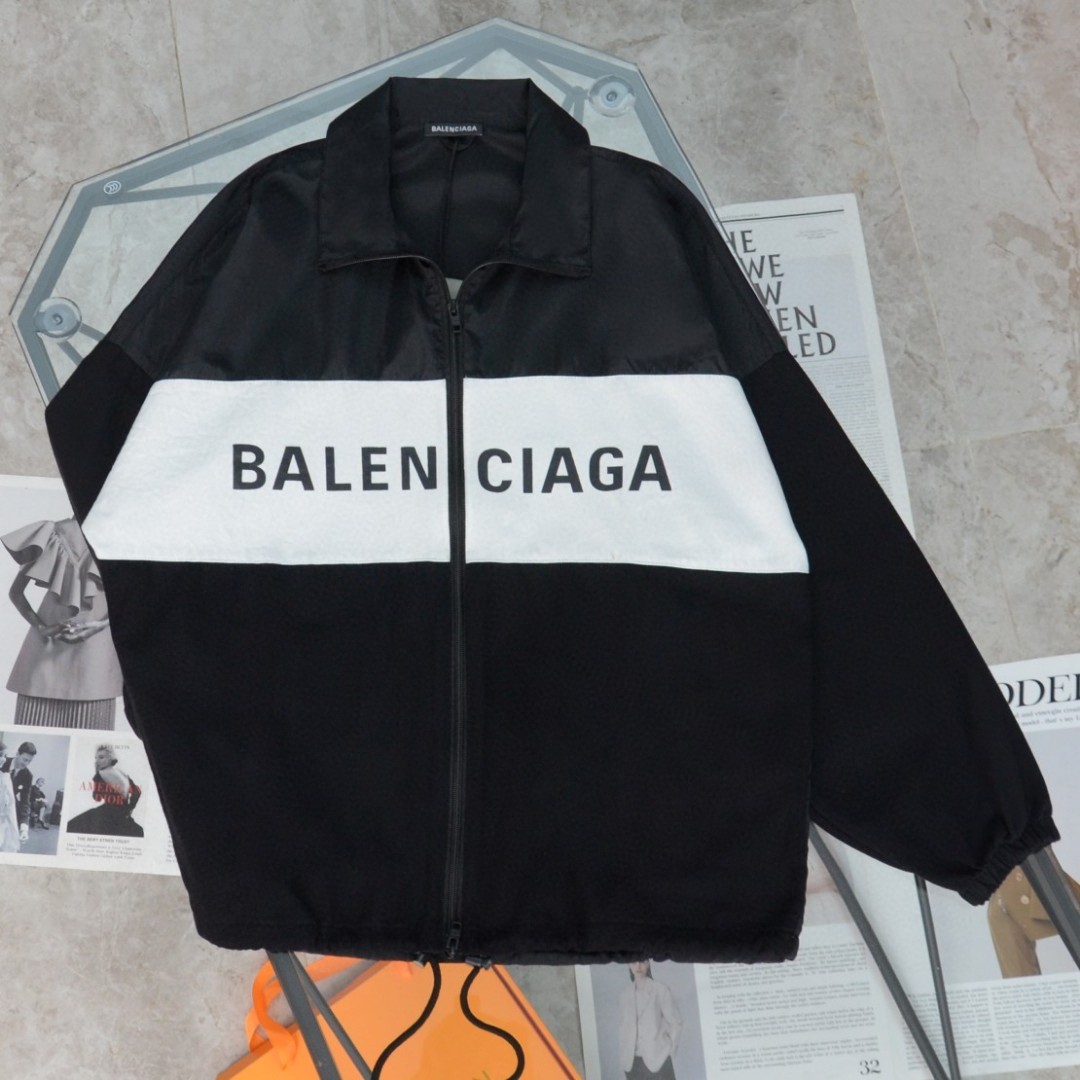 Pzsdqw纯原臻品 顶级复刻Balenciaga/巴黎世家经典走秀款印花黑白拼接冲锋衣外套- 款号：2837763- 颜色：黑- 购入原版开模打造，全套定制辅料，细节决定成败- 巴黎世家Balenciaga是时尚界最有影响力的品牌之一。1919年克里斯托巴尔·巴伦西亚加 (Cristóbal Balenciaga)成立，1936年落户巴黎，他引领了1jedzeq年到19lbew年之间很多重要的时尚运动。有代表性的成衣系列体现了品牌的身份- 面料：定制防风面料- 