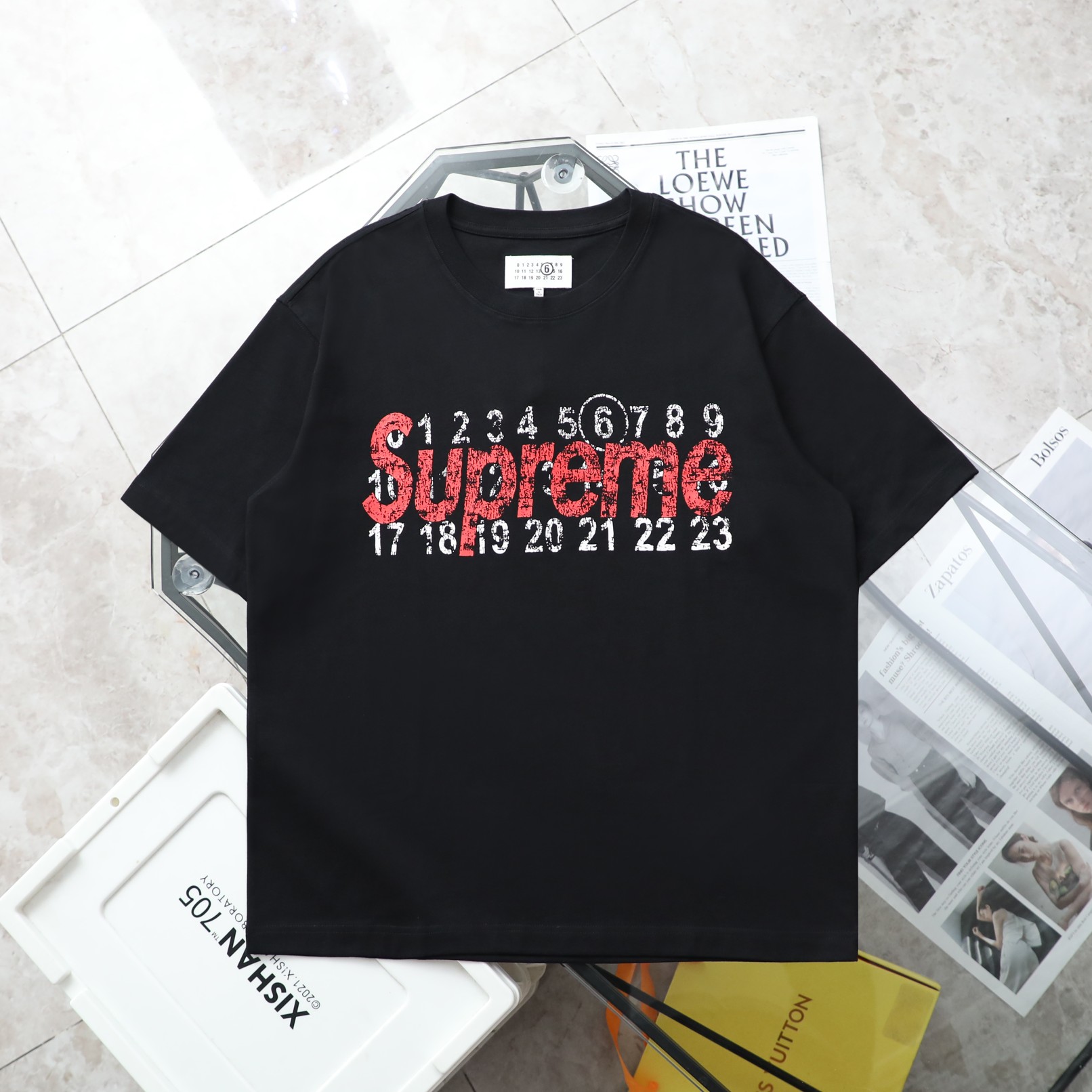 \n\n\n\n【纯原臻品 顶级复刻】\nMaison Margiela/马吉拉supreme联名短袖T恤\n- 款号：0\n- 颜色：黑色 白色 \n- 购入原版开模打造，全套定制辅料，细节决定成败\n- 马丁·马吉拉（Martin Margiela，年月日－）是比利时服装设计师，出生于比利时亨克。和比利时前卫风格-安特卫普六君子皆为安特卫普皇家艺术学院毕业学生。个人品牌为 Maison Martin Margiela Maison为（法文'家'的意思），并于ZD年正式宣布推出[]他个人品牌。于年月正式更名为Maison Margiela。[]\n- 面料：ZB克定制双纱高密度纯棉面料\n- 工艺: 整件衣服采用精密压花工艺\n- 辅料：全套马吉拉原版专柜辅料\n- 男女同款均可驾驭\n- 尺码：S～XL\nS: 衣长 胸围???????????? 肩宽 袖长\nM: 衣长 胸围肩宽 袖