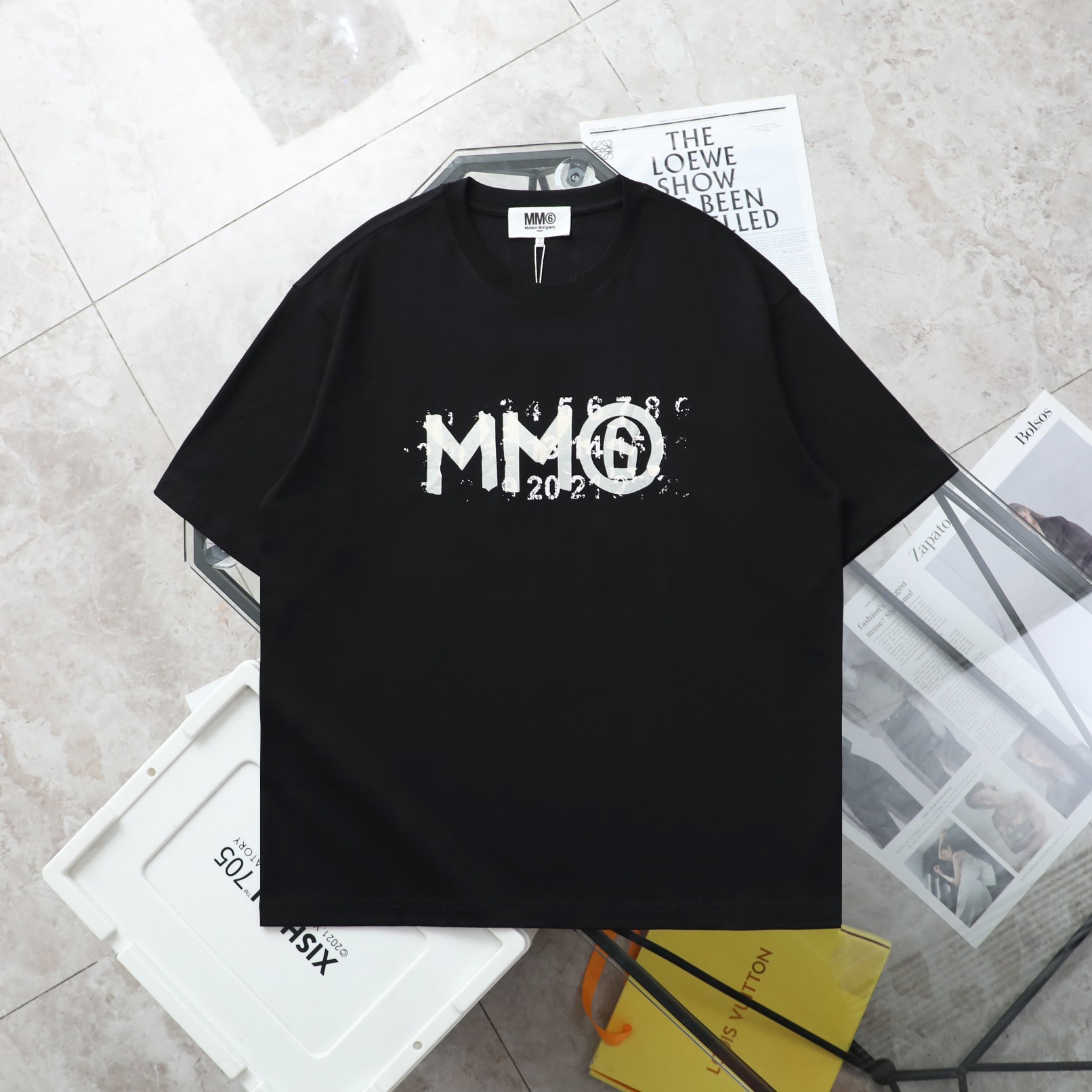 【纯原臻品 顶级复刻】\nMaison Margiela/马吉拉mm印花短袖T恤\n- 款号：0\n- 颜色：黑色 白色\n- 购入原版开模打造，全套定制辅料，细节决定成败\n- 马丁·马吉拉（Martin Margiela，年月日－）是比利时服装设计师，出生于比利时亨克。和比利时前卫风格-安特卫普六君子皆为安特卫普皇家艺术学院毕业学生。个人品牌为 Maison Martin Margiela Maison为（法文'家'的意思），并于ZD年正式宣布推出[]他个人品牌。于年月正式更名为Maison Margiela。[]\n- 面料：ZB克定制双纱高密度纯棉面料\n- 工艺: 整件衣服采用精密压花工艺\n- 辅料：全套马吉拉原版专柜辅料\n- 男女同款均可驾驭\n- 尺码：S～XL\nS: 衣长 胸围???????????? 肩宽 袖长\nM: 衣长 胸围肩宽 袖长\nL: 衣长  胸围 肩