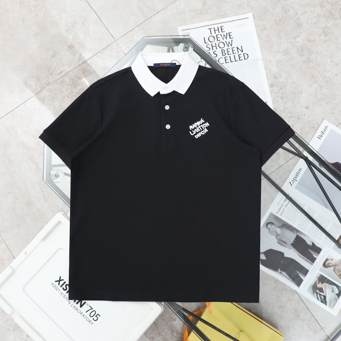 P110 

25春夏Louis Vuitton/路易威登白领刺绣Polo衫短袖T恤
- 购入原版开模打造，全套定制辅料，细节决定成败。
- 面料: 采用280克双纱定制定染原版纯棉
- 辅料: 原版吊牌辅料+白线吊领
- 全套新款路易威登辅料
- 男女同款均可驾驭！
- 尺码：M-XXL 
   M:  衣长72 胸围108  肩宽48  袖长20
    L:  衣长74  胸围112  肩宽49  袖长21
  XL:  衣长76  胸围116  肩宽50  袖长22
XXL:  衣长78  胸围120  肩宽51  袖长23
尺码表数据仅供参考，手工测量，会存在1-2CM的误差