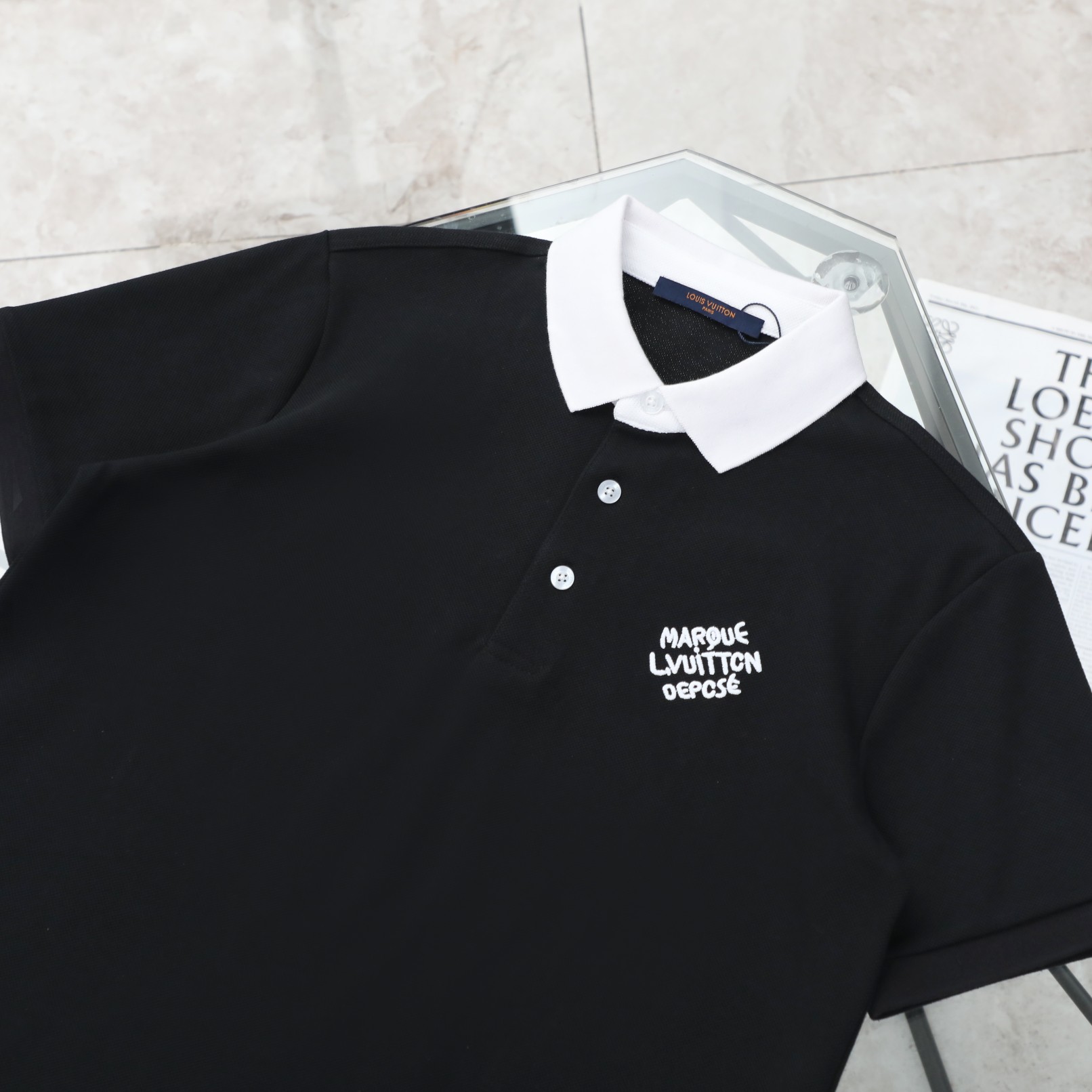 P110 

25春夏Louis Vuitton/路易威登白领刺绣Polo衫短袖T恤
- 购入原版开模打造，全套定制辅料，细节决定成败。
- 面料: 采用280克双纱定制定染原版纯棉
- 辅料: 原版吊牌辅料+白线吊领
- 全套新款路易威登辅料
- 男女同款均可驾驭！
- 尺码：M-XXL 
   M:  衣长72 胸围108  肩宽48  袖长20
    L:  衣长74  胸围112  肩宽49  袖长21
  XL:  衣长76  胸围116  肩宽50  袖长22
XXL:  衣长78  胸围120  肩宽51  袖长23
尺码表数据仅供参考，手工测量，会存在1-2CM的误差