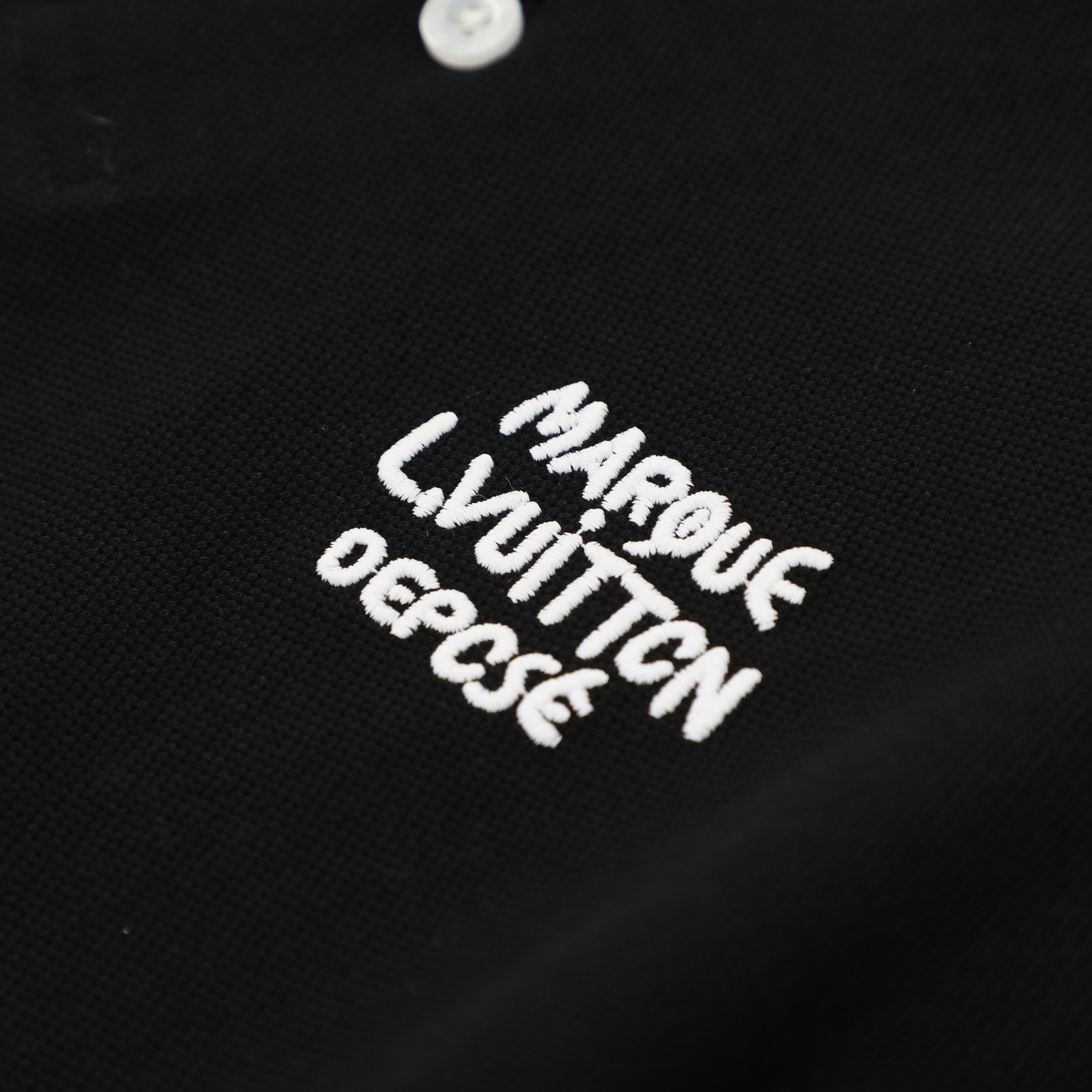 P110 

25春夏Louis Vuitton/路易威登白领刺绣Polo衫短袖T恤
- 购入原版开模打造，全套定制辅料，细节决定成败。
- 面料: 采用280克双纱定制定染原版纯棉
- 辅料: 原版吊牌辅料+白线吊领
- 全套新款路易威登辅料
- 男女同款均可驾驭！
- 尺码：M-XXL 
   M:  衣长72 胸围108  肩宽48  袖长20
    L:  衣长74  胸围112  肩宽49  袖长21
  XL:  衣长76  胸围116  肩宽50  袖长22
XXL:  衣长78  胸围120  肩宽51  袖长23
尺码表数据仅供参考，手工测量，会存在1-2CM的误差