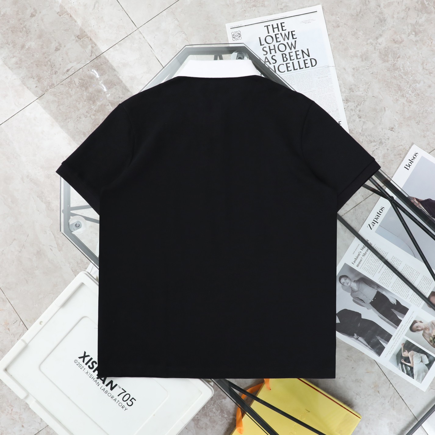 P110 

25春夏Louis Vuitton/路易威登白领刺绣Polo衫短袖T恤
- 购入原版开模打造，全套定制辅料，细节决定成败。
- 面料: 采用280克双纱定制定染原版纯棉
- 辅料: 原版吊牌辅料+白线吊领
- 全套新款路易威登辅料
- 男女同款均可驾驭！
- 尺码：M-XXL 
   M:  衣长72 胸围108  肩宽48  袖长20
    L:  衣长74  胸围112  肩宽49  袖长21
  XL:  衣长76  胸围116  肩宽50  袖长22
XXL:  衣长78  胸围120  肩宽51  袖长23
尺码表数据仅供参考，手工测量，会存在1-2CM的误差