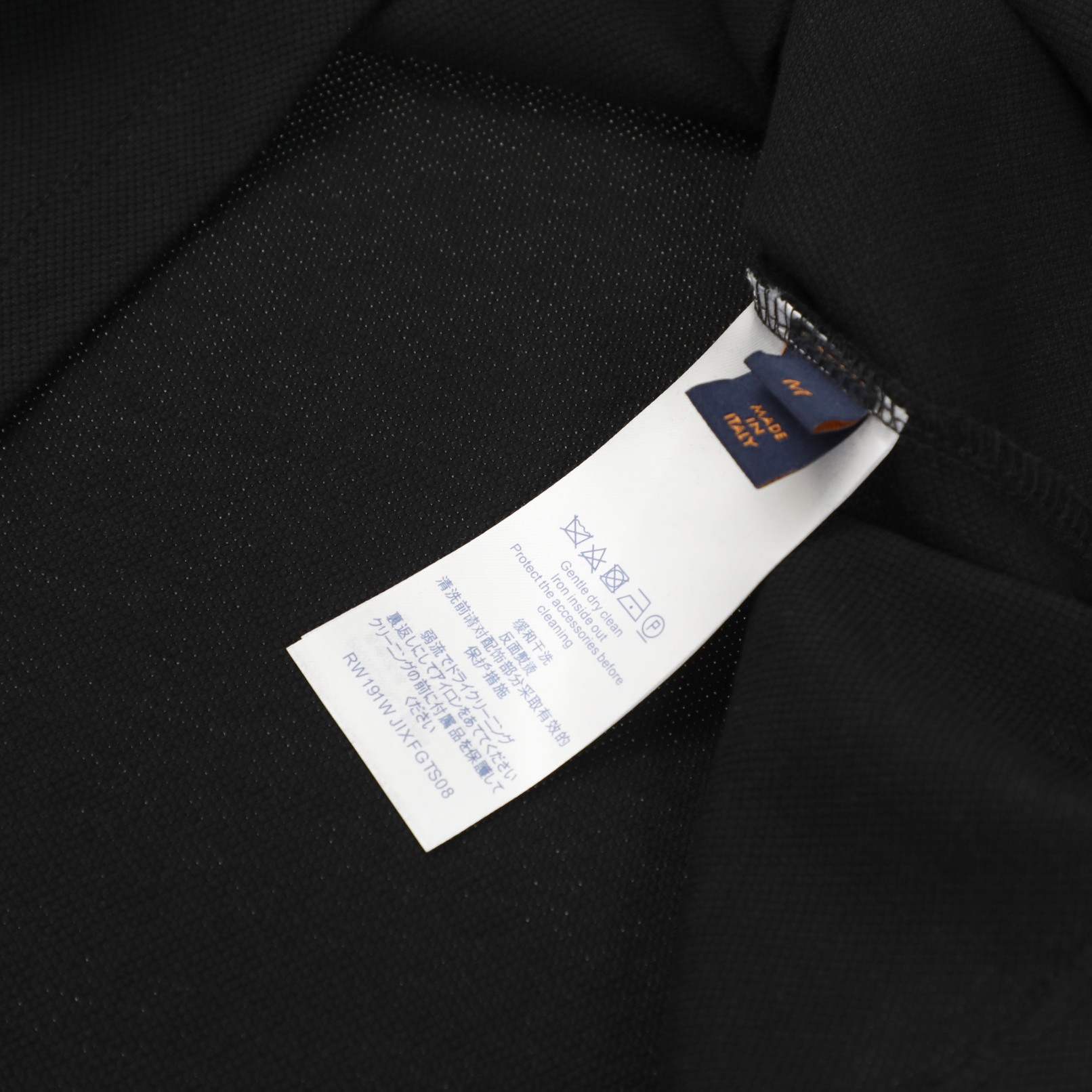 P110 

25春夏Louis Vuitton/路易威登白领刺绣Polo衫短袖T恤
- 购入原版开模打造，全套定制辅料，细节决定成败。
- 面料: 采用280克双纱定制定染原版纯棉
- 辅料: 原版吊牌辅料+白线吊领
- 全套新款路易威登辅料
- 男女同款均可驾驭！
- 尺码：M-XXL 
   M:  衣长72 胸围108  肩宽48  袖长20
    L:  衣长74  胸围112  肩宽49  袖长21
  XL:  衣长76  胸围116  肩宽50  袖长22
XXL:  衣长78  胸围120  肩宽51  袖长23
尺码表数据仅供参考，手工测量，会存在1-2CM的误差