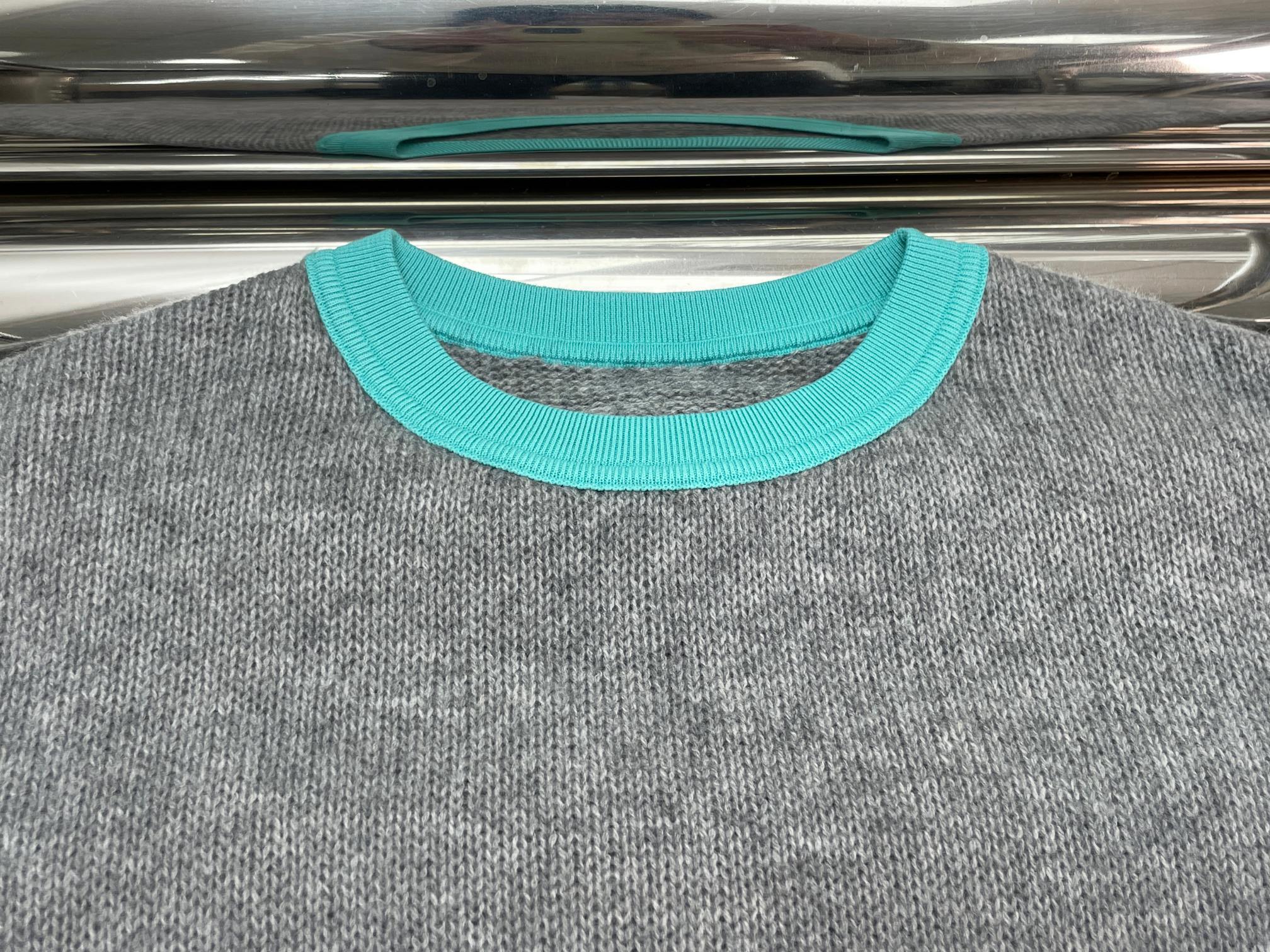 NO:751912,[Love] New style [Love]!  The latest PR 26NEW triangle Lada cashmere short-sleeved sweater. Colors navy blue, slate gray, dark brown, anthracite gray. Size SML.,,T-shirt,19860909[爱心]新款[爱心]！最新PR 26NEW 三角标拉达羊绒短袖针织衫.颜色海军蓝、石板灰、深棕色、煤灰色.尺码SML.,,T-shirt,,Women's clothing