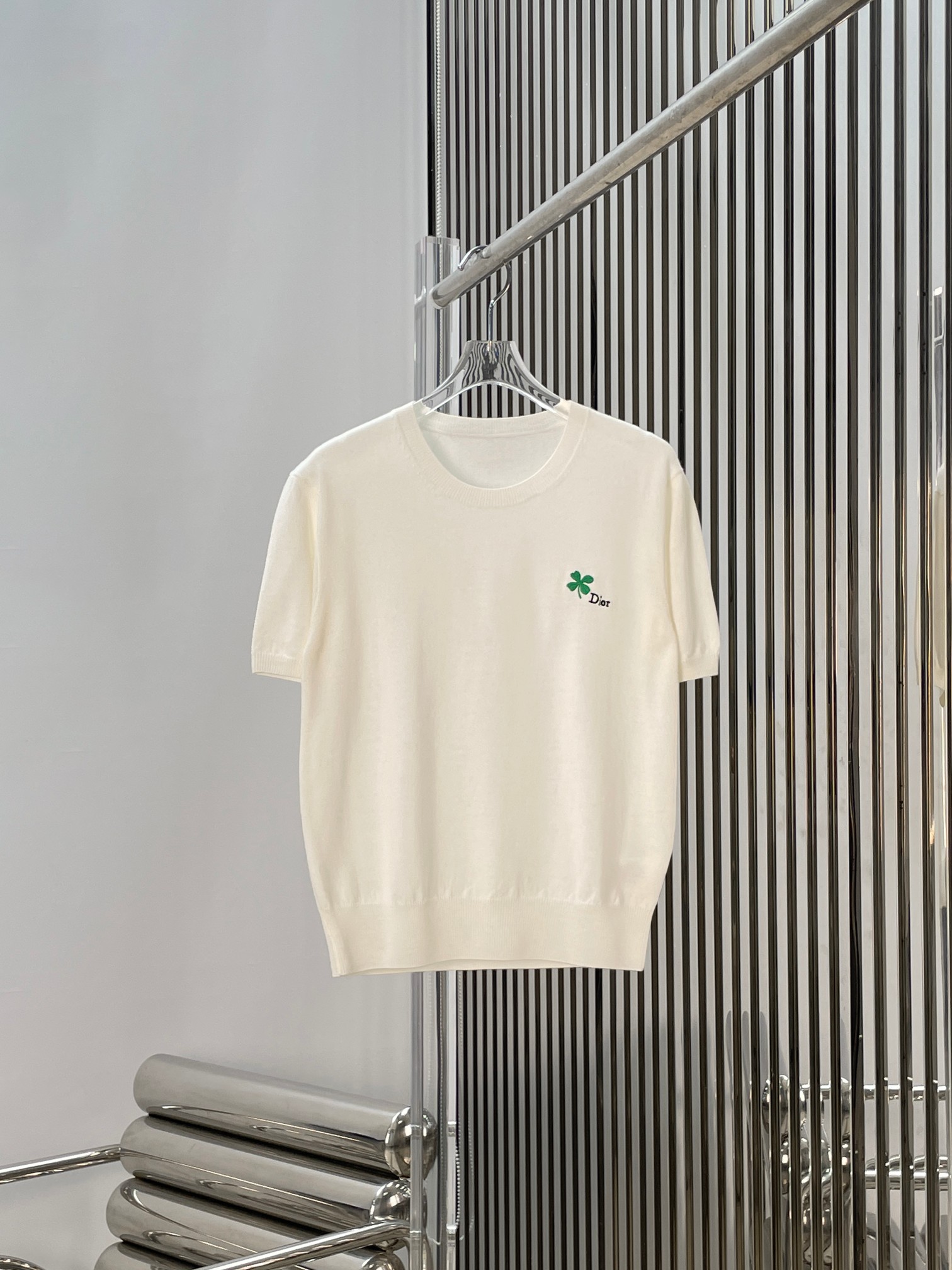 NO:747197,[Love] New style [Love]!  The latest D 26NEW four-leaf clover letter embroidered short-sleeved knitted top. Size SML.',,T-shirt,19860909[爱心]新款[爱心]！最新D 26NEW 四叶草字母刺绣短袖针织上衣.尺码SML.',,T-shirt,,Women's clothing