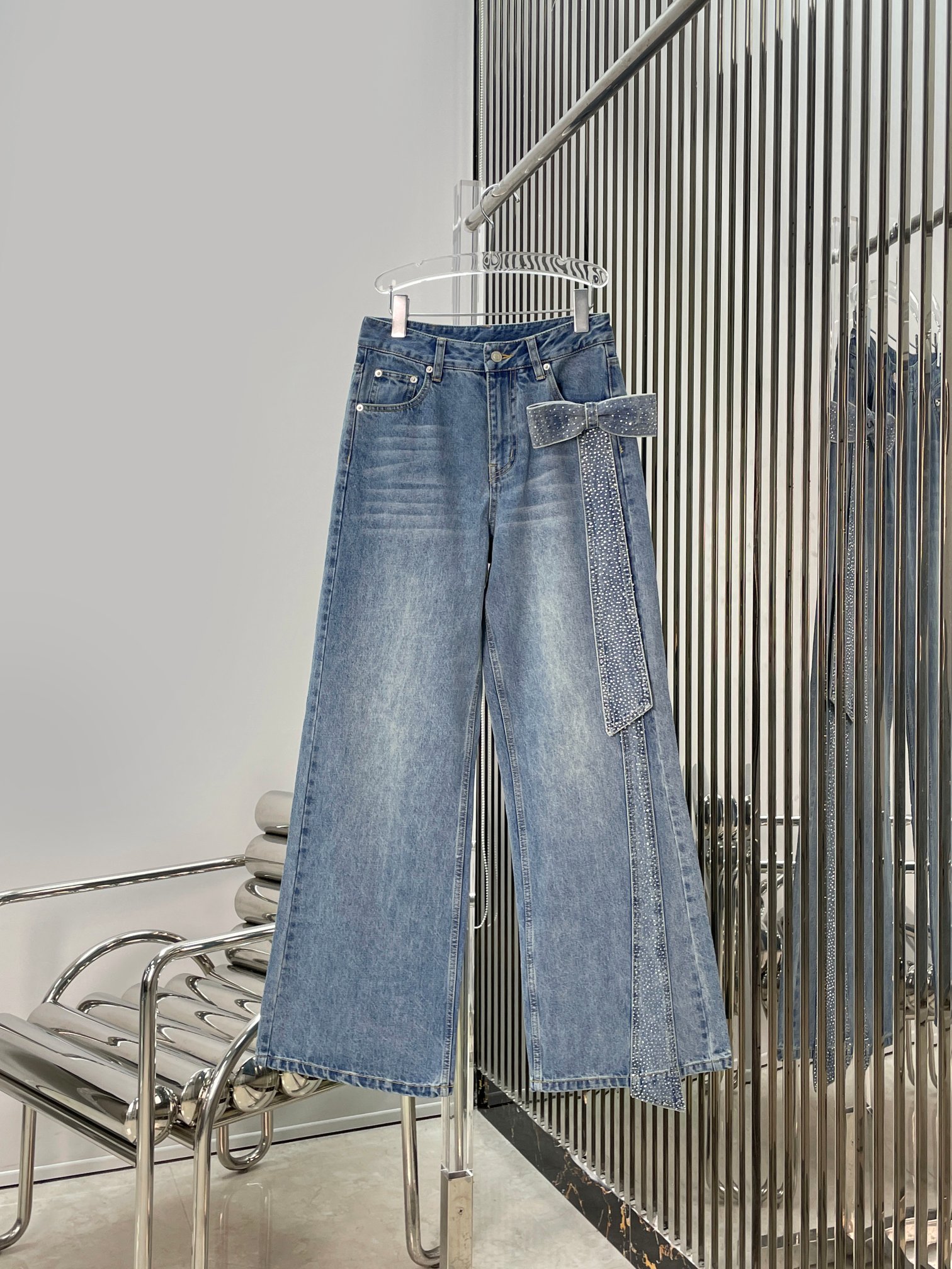 NO:740611,[Love] New style [Love]!  The latest ANN 26NEW three-dimensional bow hot diamond jeans. Size SML.,,jeans,19860909[爱心]新款[爱心]！最新ANN 26NEW 立体蝴蝶结烫钻牛仔裤.尺码SML.,,jeans,,Women's clothing