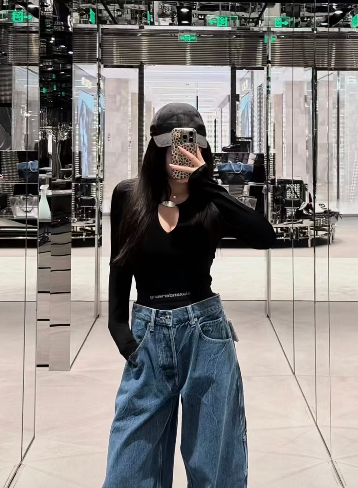 NO:740593,[Love] New style [Love]!  The latest AW 26NEW silver logo V-neck hollow long-sleeved bottoming shirt. Color black, white. Size SML.,,19860909[爱心]新款[爱心]！最新AW 26NEW 银牌logoV领镂空长袖打底衫.颜色黑、白.尺码SML.,,,Women's clothing