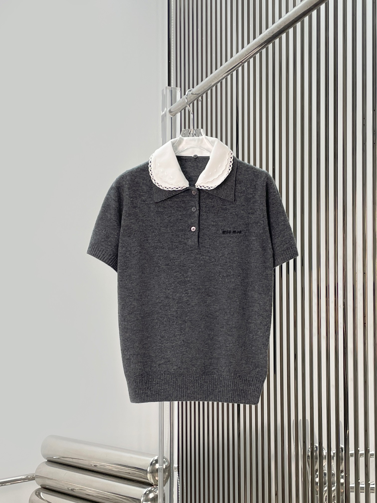 NO:740170,[Love] New style [Love]!  The latest MIU 26NEW detachable doll collar short-sleeved sweater. Size SML. p,,miumiu,T-shirt,19860909[爱心]新款[爱心]！最新MIU 26NEW 可拆卸娃娃领短袖针织衫.尺码SML. p,,miumiu,T-shirt,,Women's clothing