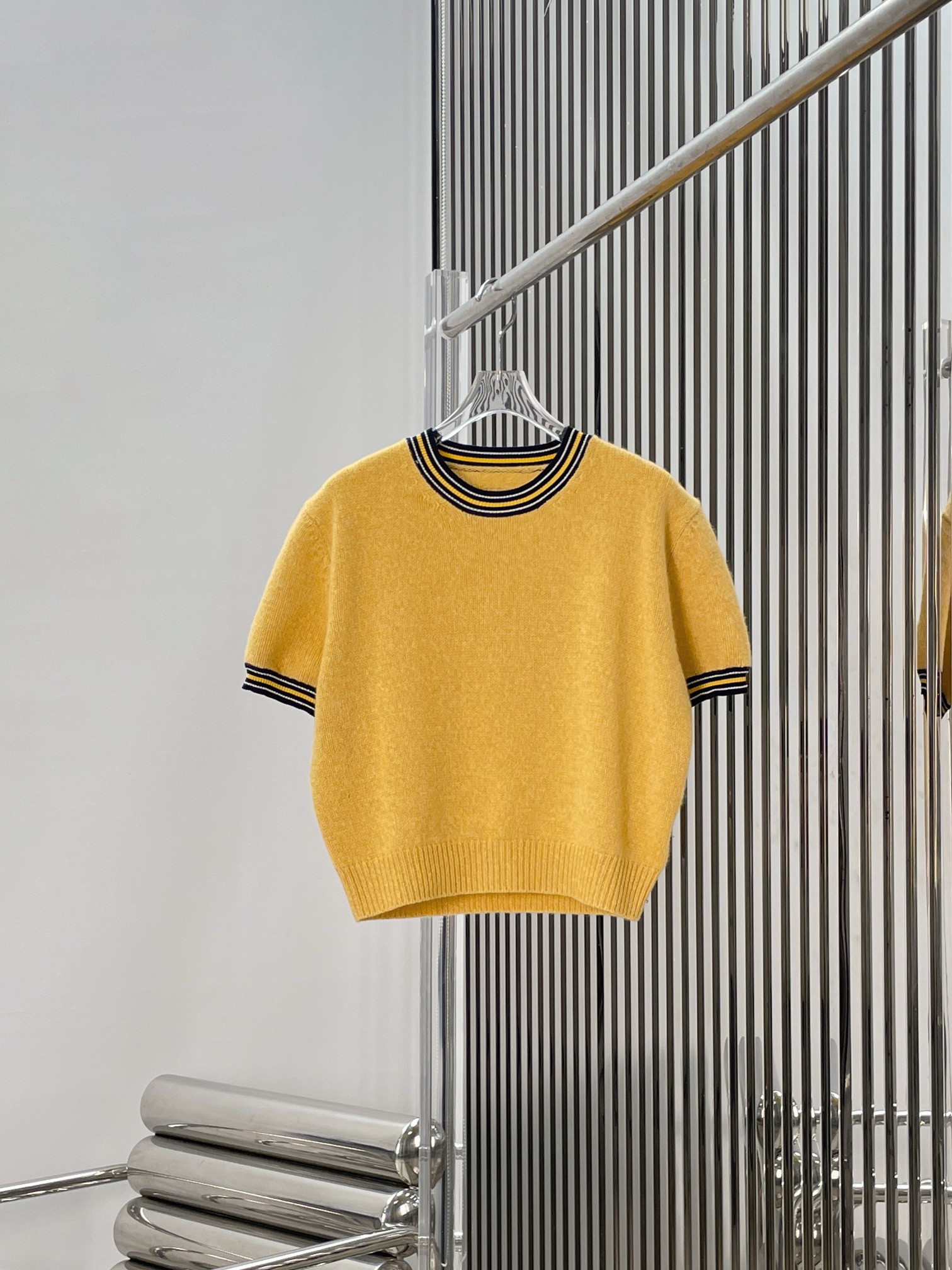 NO:740621,[Love] New style [Love]!  The latest PR 26NEW triangle logo color block knitted top. Size SML.,,19860909[爱心]新款[爱心]！最新PR 26NEW 三角标拼色针织上衣.尺码SML.,,,Women's clothing