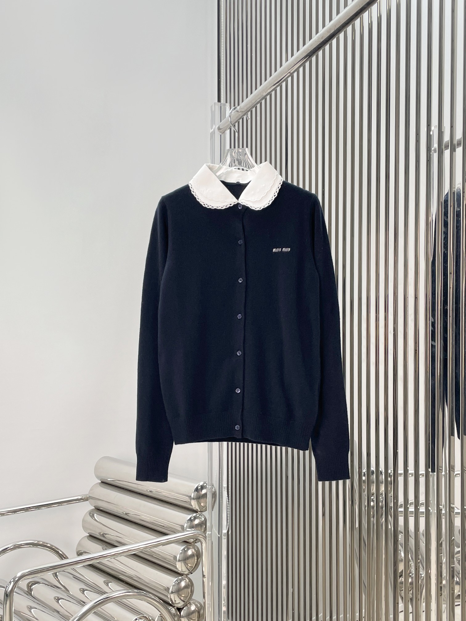 NO:748760,[Love] New style [Love]!  The latest MIU 26NEW doll collar cashmere knitted cardigan. Size SML.,,miumiu,19860909[爱心]新款[爱心]！最新MIU 26NEW 娃娃领羊绒针织开衫.尺码SML.,,miumiu,,Women's clothing