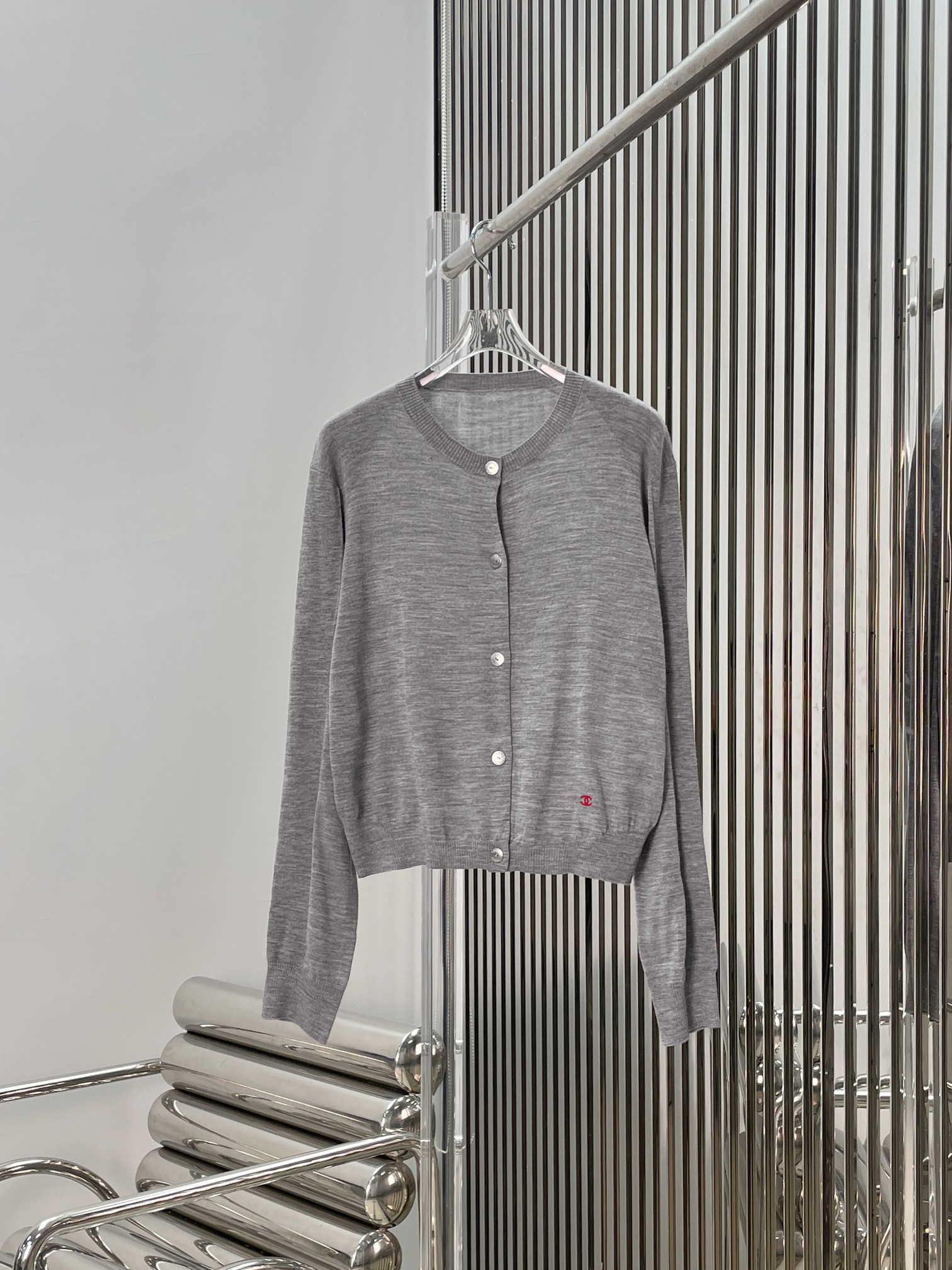 NO:751921,[Love] New style [Love]!  The latest CH 26NEW Xiaoxiang embroidered cashmere knitted cardigan. Size SML.,,19860909[爱心]新款[爱心]！最新CH 26NEW 小香刺绣羊绒针织开衫.尺码SML.,,,Women's clothing