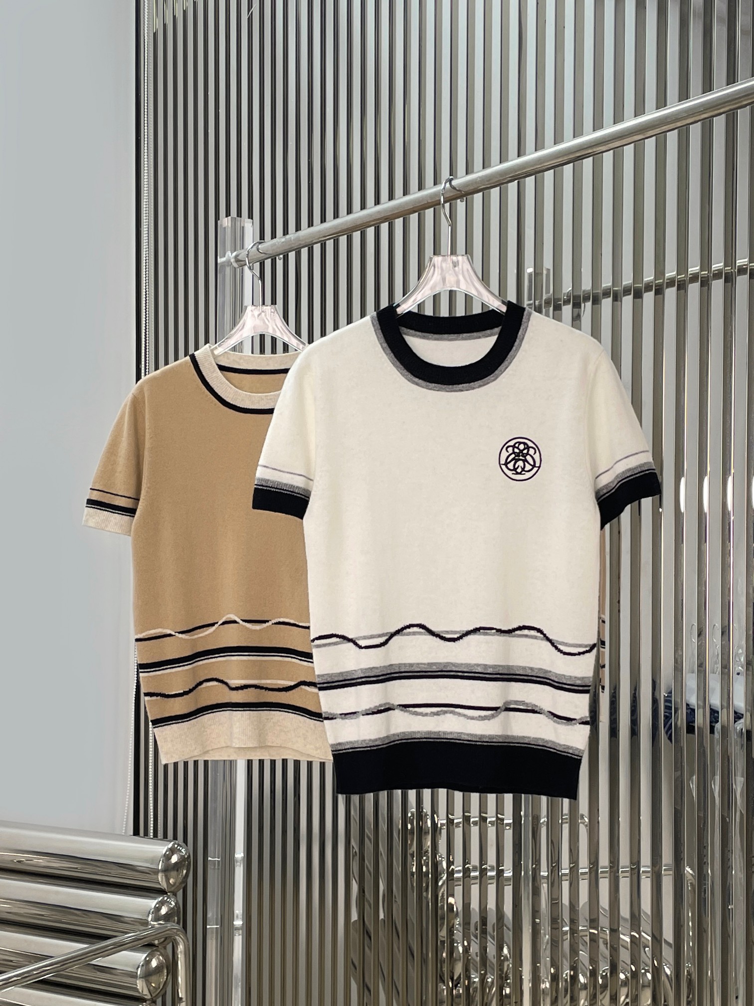 NO:752477,[Love] New style [Love]!  The latest H 26NEW Hermes embroidered short-sleeved knitted top. Color black and white, milk coffee. Size SML.,, hermes, T-shirt,19860909[爱心]新款[爱心]！最新H 26NEW 爱马刺绣短袖针织上衣.颜色黑白、奶咖.尺码SML.,,hermes,T-shirt,,Women's clothing