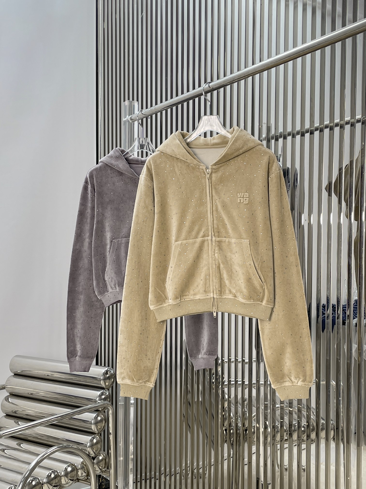 NO:752471,[Love] New style [Love]!  The latest AW 26NEW crystal hot diamond velvet sports sweatshirt jacket + sweatpants. Color milk tea, cream gray. Size SML. Jackets, hoodie, sweatshirts, jackets & coats,19860909[爱心]新款[爱心]！最新AW 26NEW 水晶烫钻丝绒运动卫衣外套+卫裤.颜色奶茶色、奶油灰.尺码SML.外套,,hoodie,sweatshirts,jackets & coats,,Women's clothing