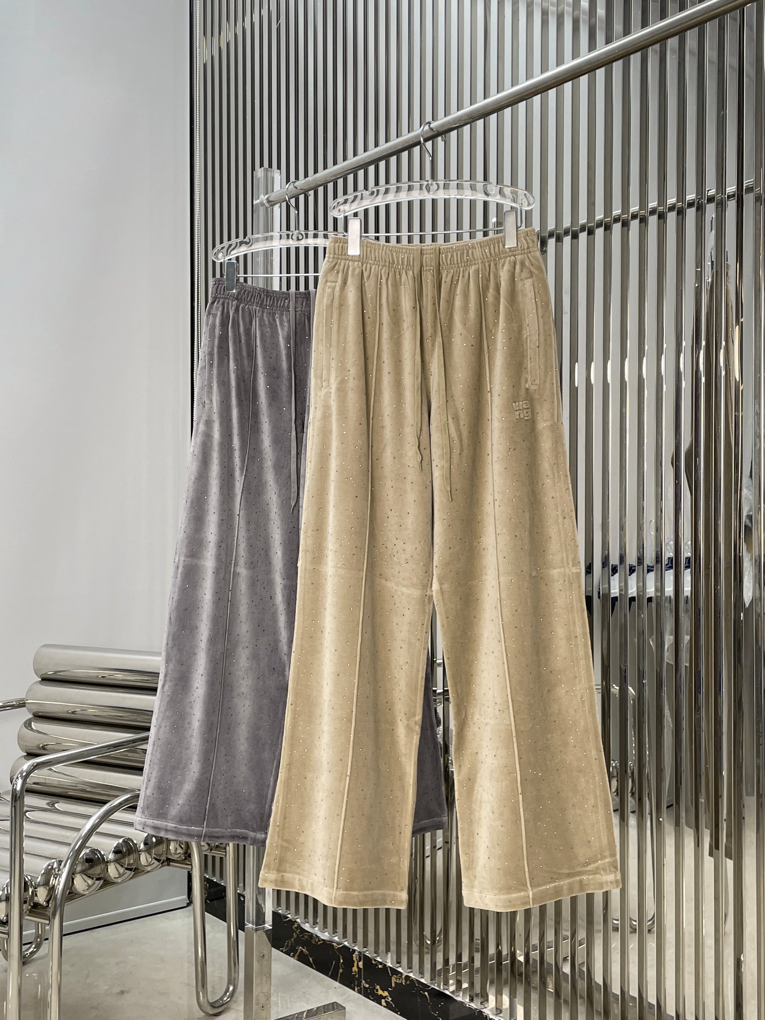 NO:752474,[Love] New style [Love]!  The latest AW 26NEW crystal hot diamond velvet sports sweatshirt jacket + sweatpants. Color milk tea, cream gray. Size SML.,,hoodie,sweatshirts,jackets & coats,19860909[爱心]新款[爱心]！最新AW 26NEW 水晶烫钻丝绒运动卫衣外套+卫裤.颜色奶茶色、奶油灰.尺码SML.,,hoodie,sweatshirts,jackets & coats,,Women's clothing