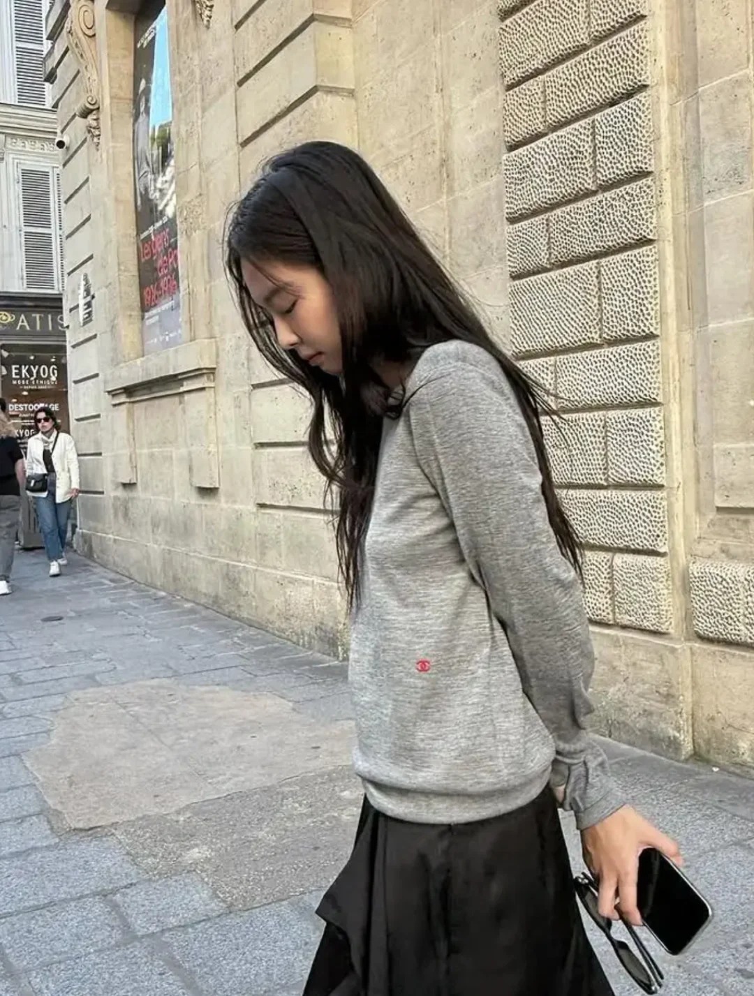 NO:752937,[Love] New style [Love]!  The latest CH 26NEW Xiaoxiang embroidered round neck long-sleeved sweater. Color gray, beige. Size SML.,,19860909[爱心]新款[爱心]！最新CH 26NEW 小香刺绣圆领长袖针织衫.颜色灰色、米黄.尺码SML.,,,Women's clothing