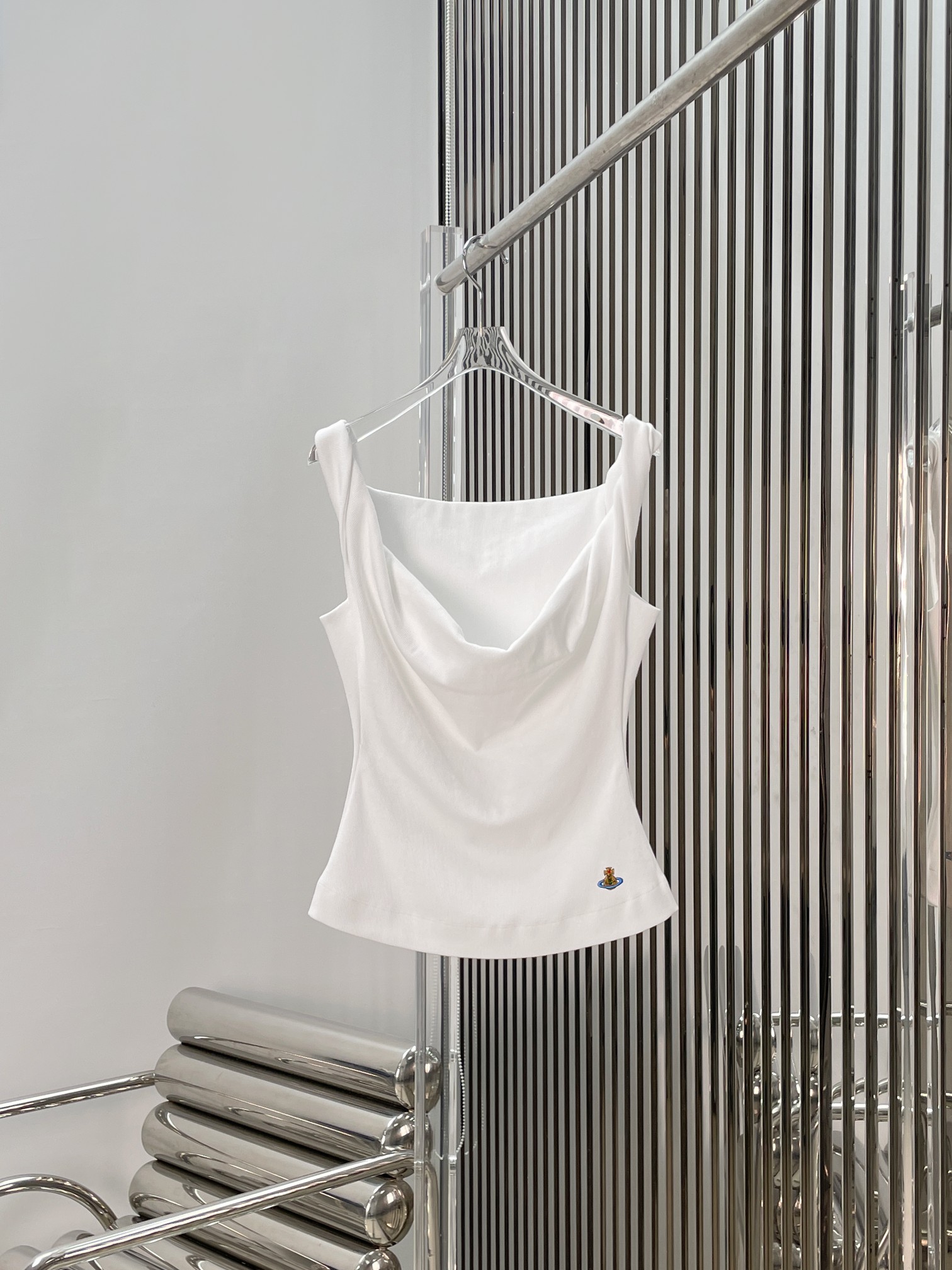 NO:757982,[Love] New style [Love]!  The latest VIVI 25NEW Queen Mother Saturn embroidered swing collar camisole. Size SML.,,19860909[爱心]新款[爱心]！最新VIVI 25NEW 西太后土星刺绣荡领吊带背心.尺码SML.,,,Women's clothing