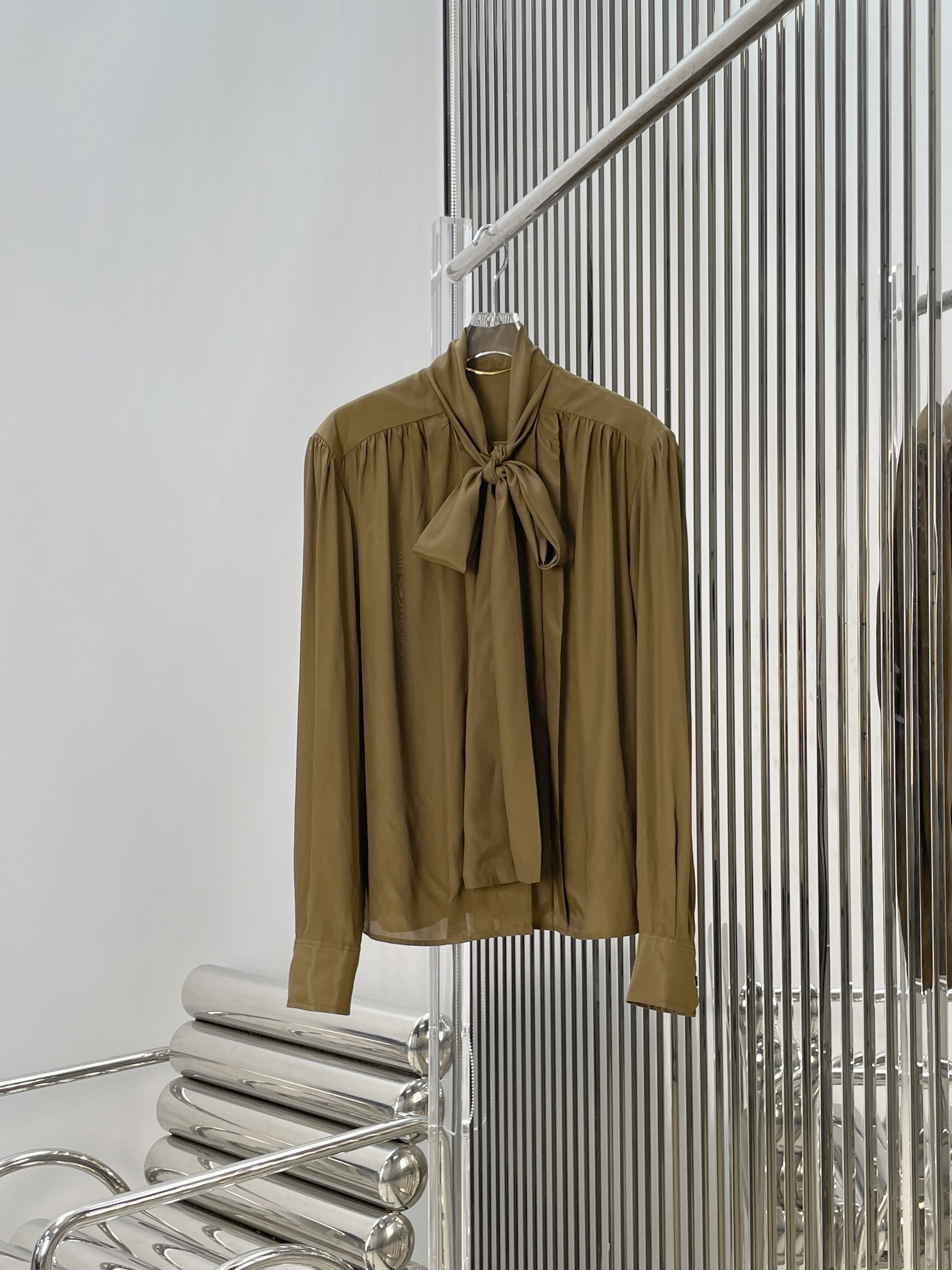 NO:758010,[Love] New style [Love]!  The latest SLP 26NEW Roland heavyweight rayon ribbon shirt. Size SML.P,,loro piana,shirts,19860909[爱心]新款[爱心]！最新SLP 26NEW 罗兰重磅人丝飘带衬衫.尺码SML.P,,loro piana,shirts,,Women's clothing