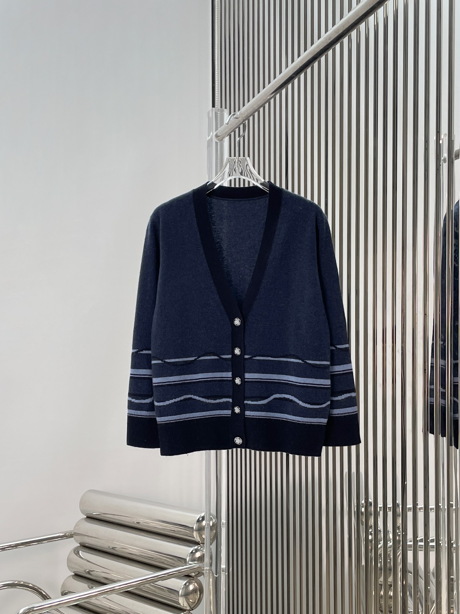 NO:759498,[Love] New style [Love]!  The latest H 26NEW Hermes color-blocked line knitted cardigan. Size SML.,,hermes,19860909[爱心]新款[爱心]！最新H 26NEW 爱马拼色线条针织开衫.尺码SML.,,hermes,,Women's clothing