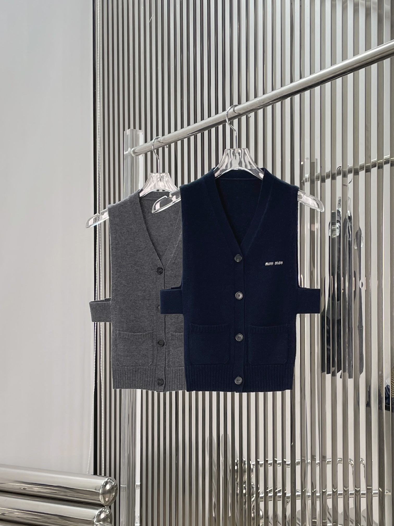 NO:796855,[Love] New style [Love]! The latest MIU 26NEW side opening cashmere vest. Color dark blue, gray. Size: S M L.P,,miumiu,19860909[爱心]新款[爱心]!最新MIU 26NEW 侧开口羊绒马甲. 颜色深蓝、灰色.尺码: S M L.P,,miumiu,,Women's clothing
