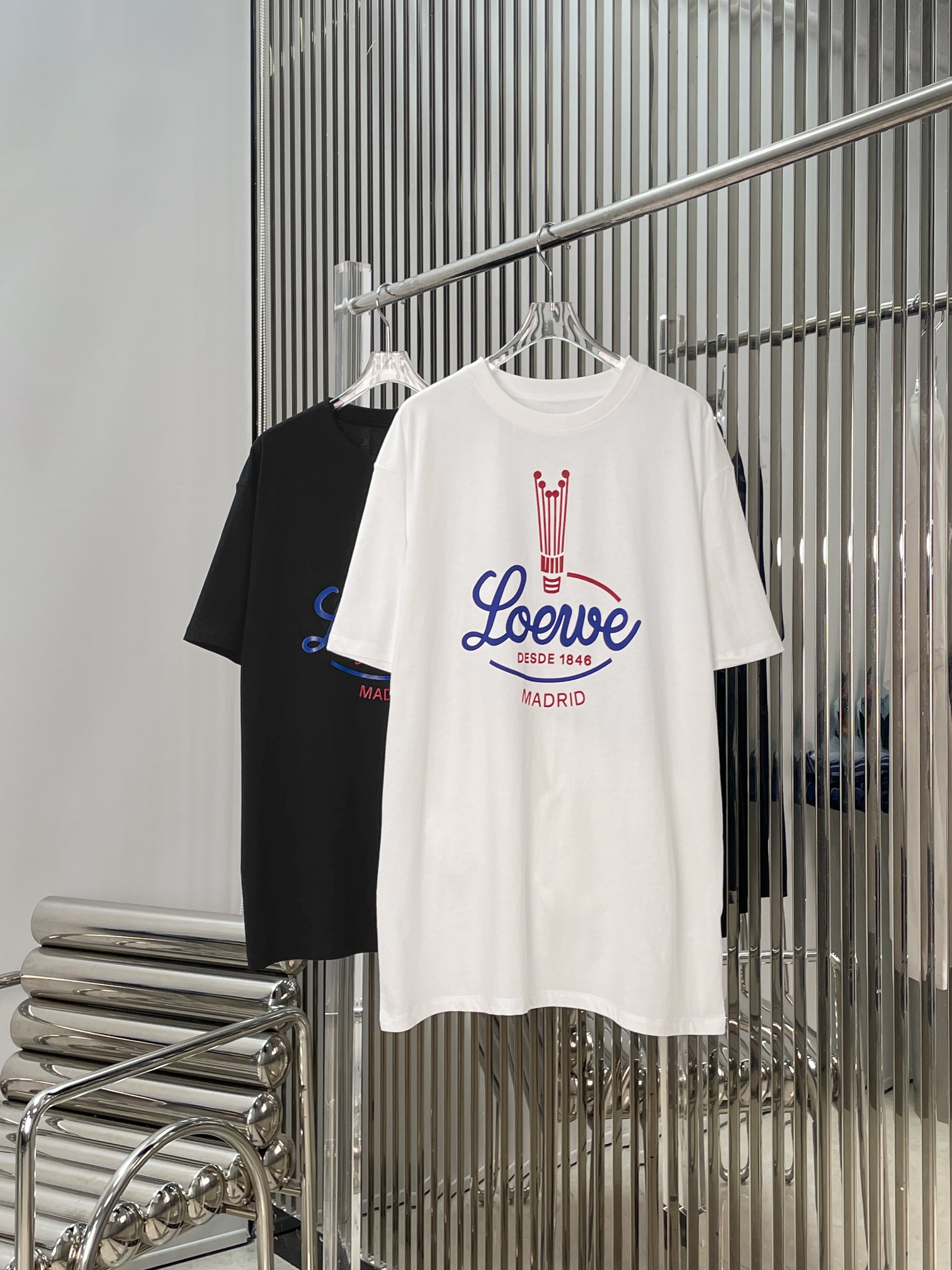 NO:798860,[Love] New style [Love]!  The latest LOE 26NEW crown printed short-sleeved T-shirt. Color black, white. Size SML.,,loewe,T-shirt,tees,t-shirt,19860909[爱心]新款[爱心]！最新 LOE 26NEW 皇冠印花短袖T恤.颜色黑色、白色.尺码SML.,,loewe,T-shirt,tees，t-shirt,,Women's clothing